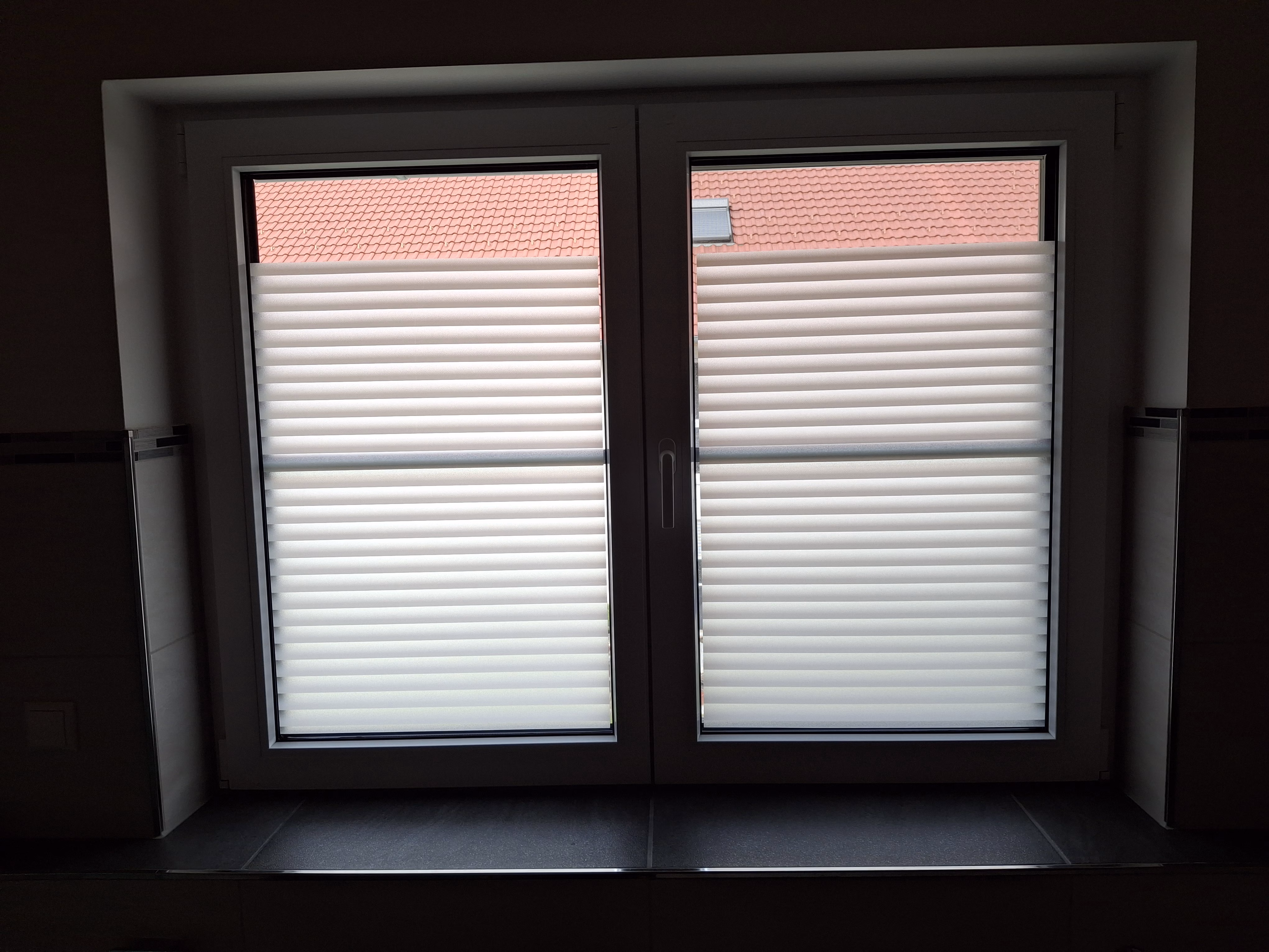 Adhäsionsfolie, horiz. transparent-weiß schattierte Streifen