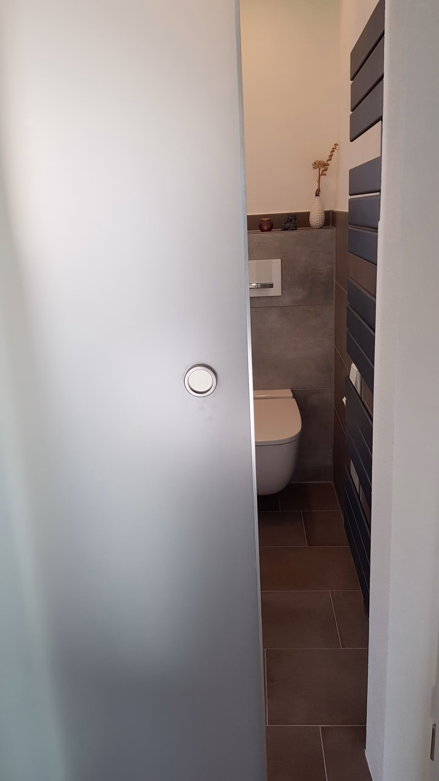 Glastür mit Folie im Sandstrahleffekt