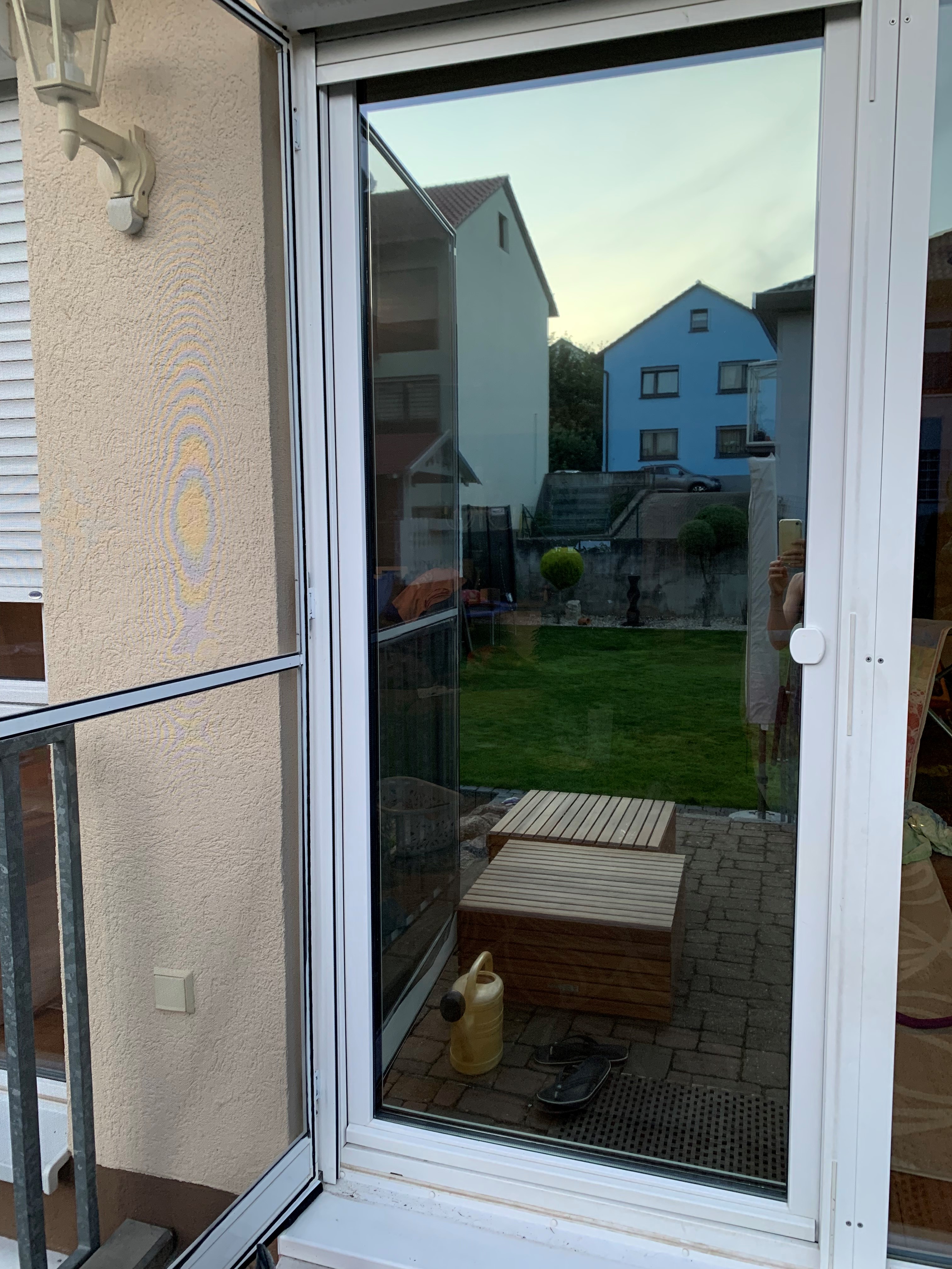 Spionspiegelfolie in silber verspiegelt auf einer Balkontür