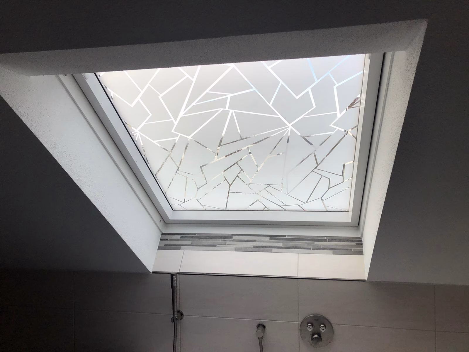 Dachfenster mit Dekorfolie in Bruchglasoptik foliert