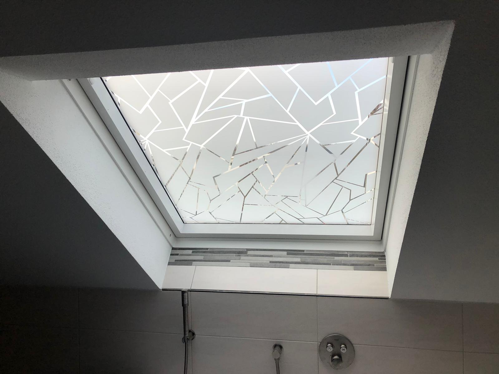 Dachfenster mit Dekorfolie in Bruchglasoptik foliert