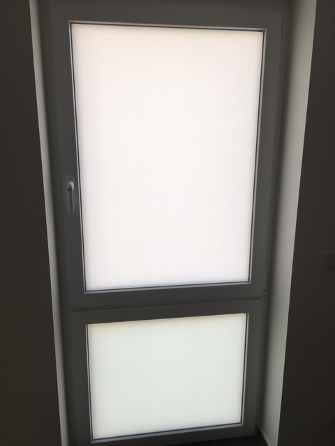 Blickdichte Sichtschutzfolie die auf ein zweigeteiltes Fenster im Badezimmer geklebt worden ist
