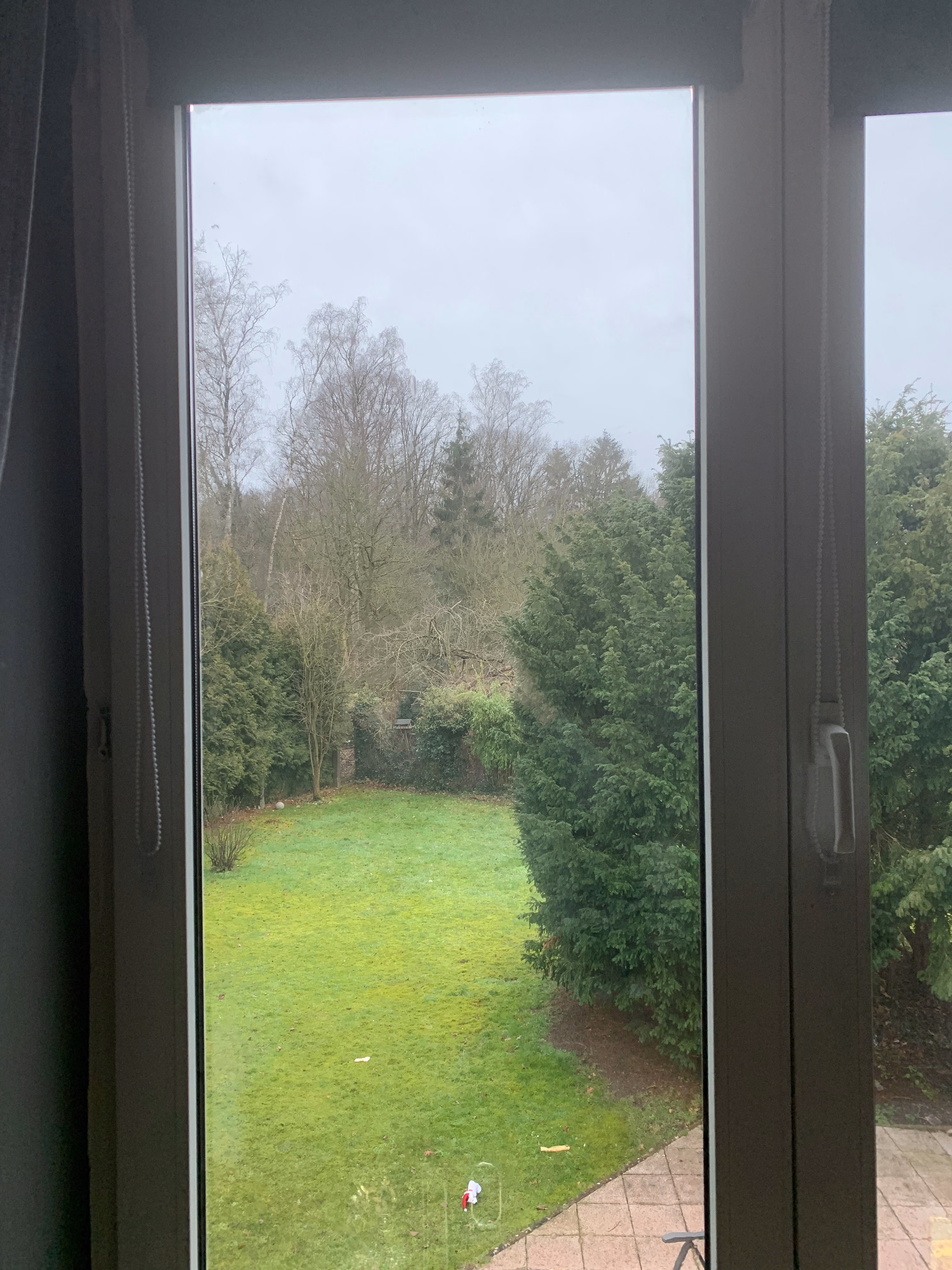 Hitzeschutzfolie silber dunkel auf einem Doppelfenster