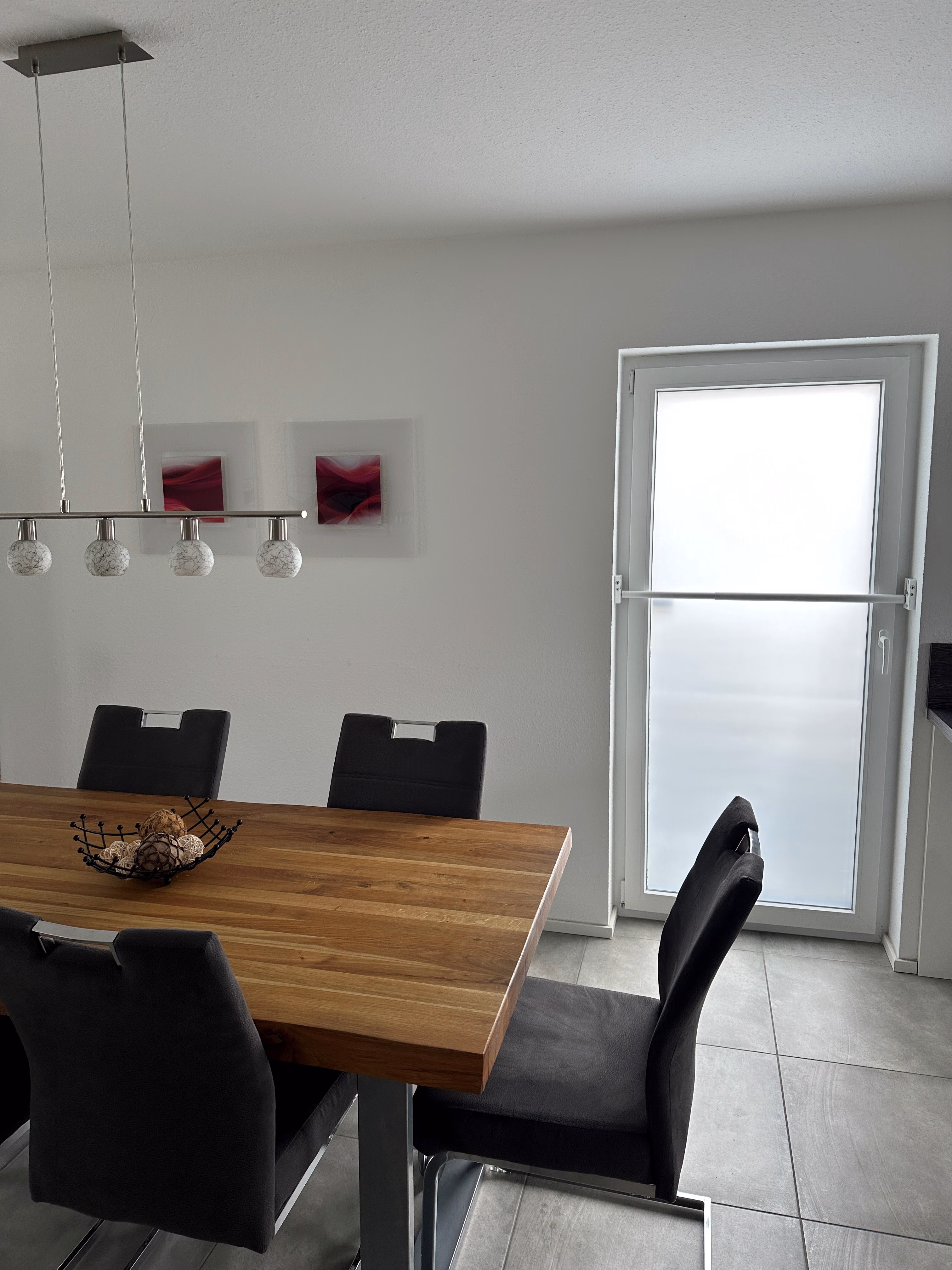 Esszimmer mit Milchglasfolie am Fenster