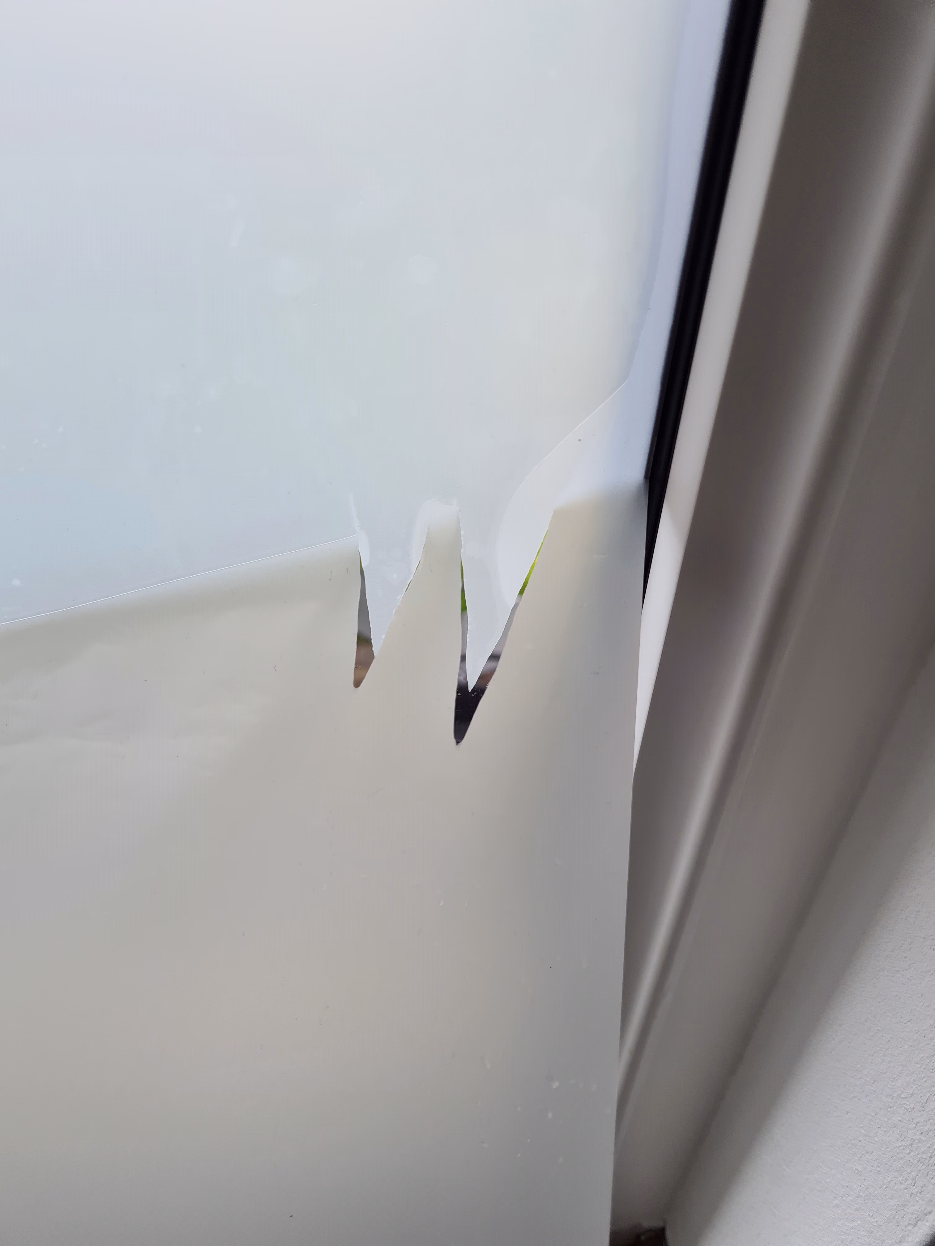 Fehlgeschlagene Montage einer Milchglasfolie bedingt durch erneutes Anheben