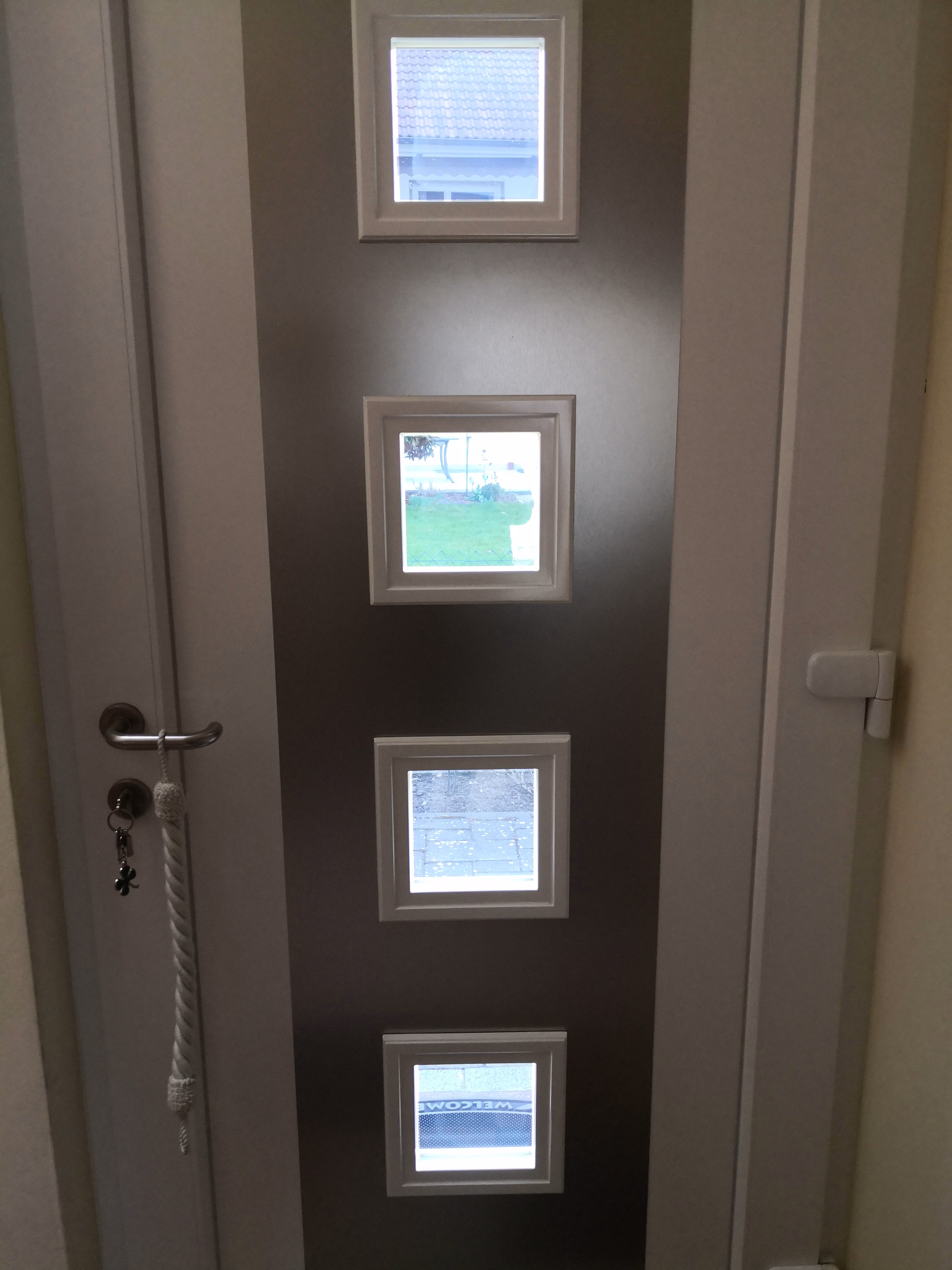 Spionspiegelfolie auf einer Haustür mit Sichtfenstern