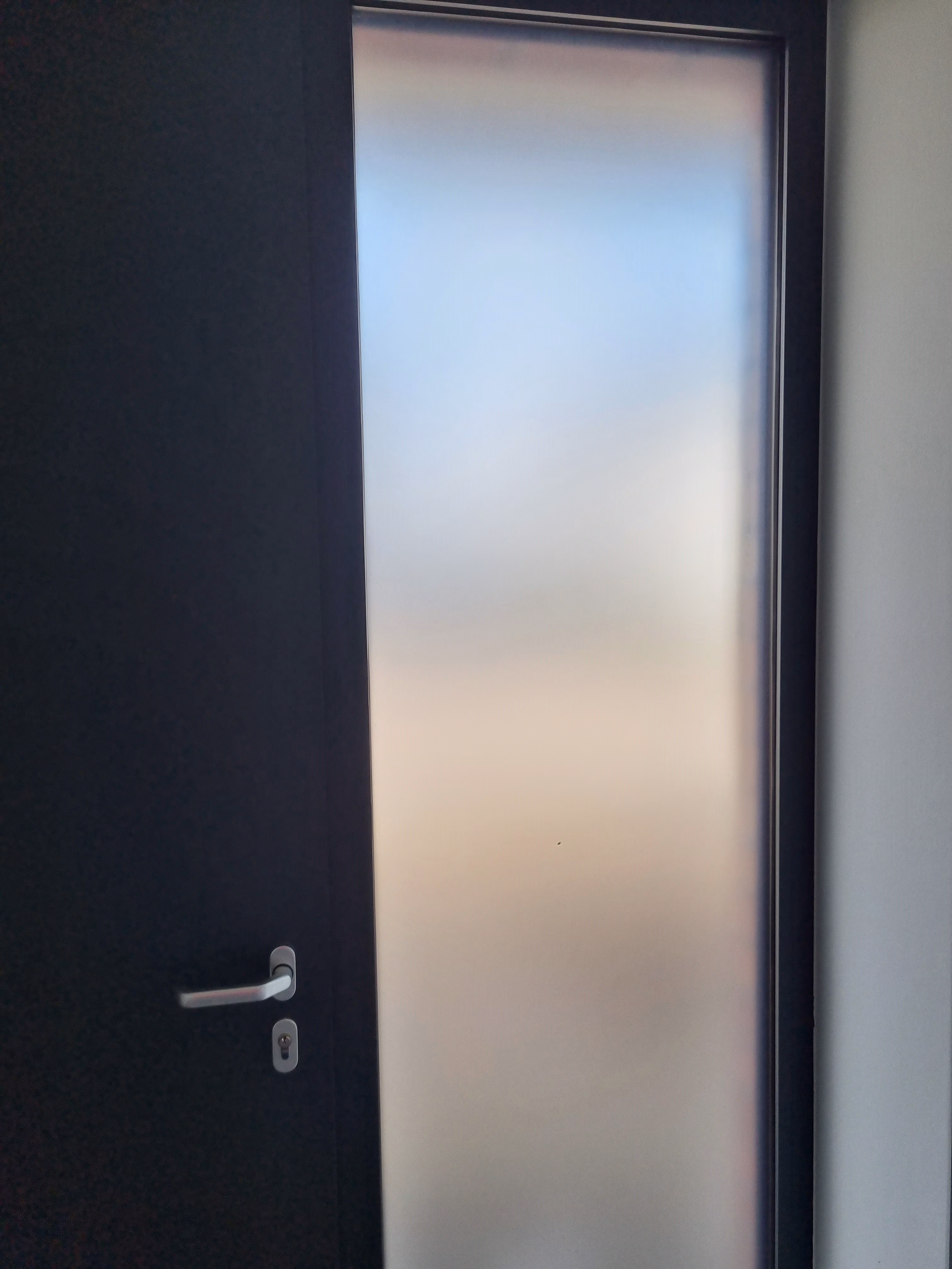 Weiß matte Sichschutzfolie auf einem Türfenster angebracht