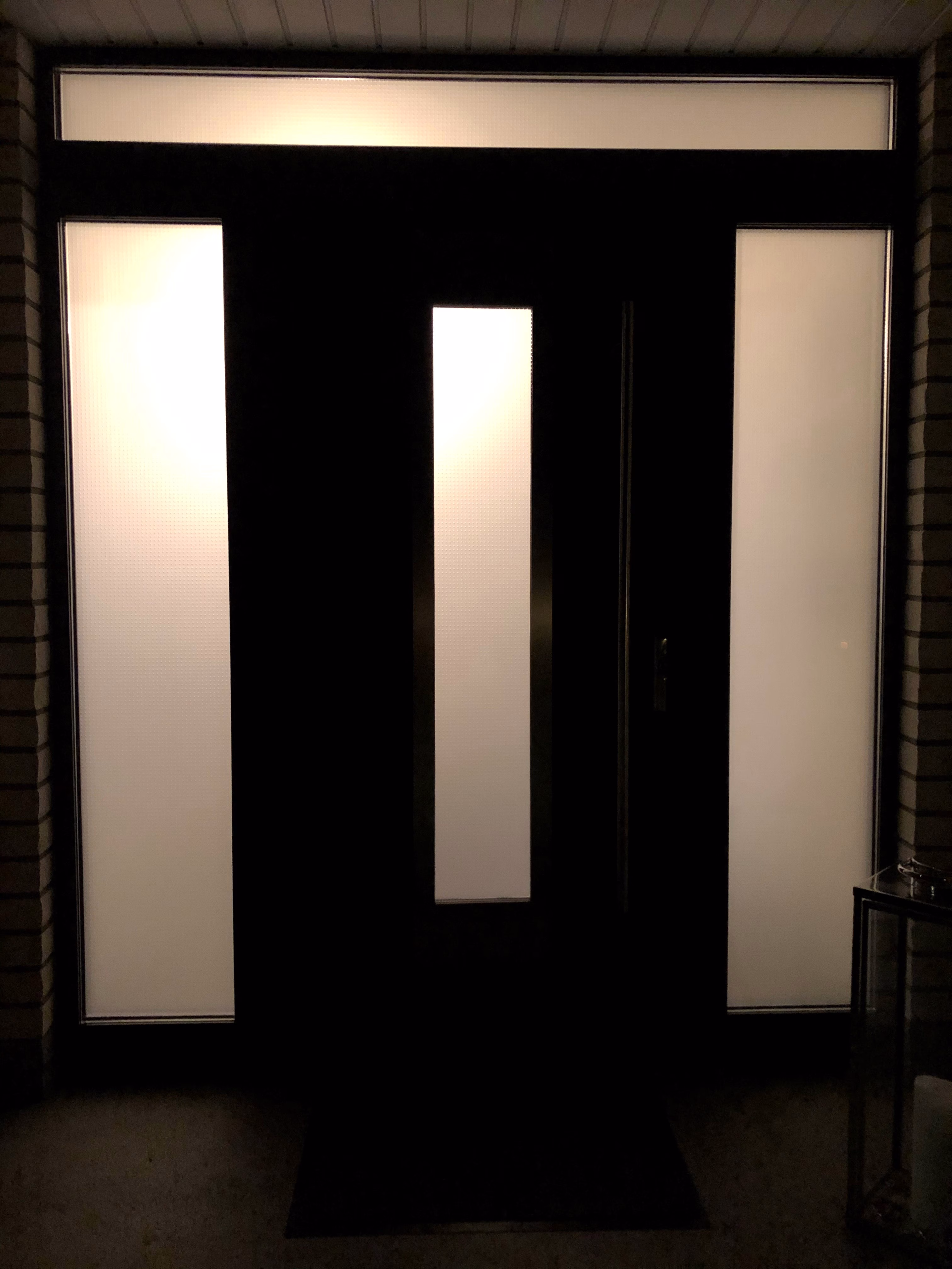 Sichtschutzfolie im Sandstrahldesign weiß matt auf einer Haustür Sichtschutzfolie im Sandstrahldesign weiß matt auf einer Haustür