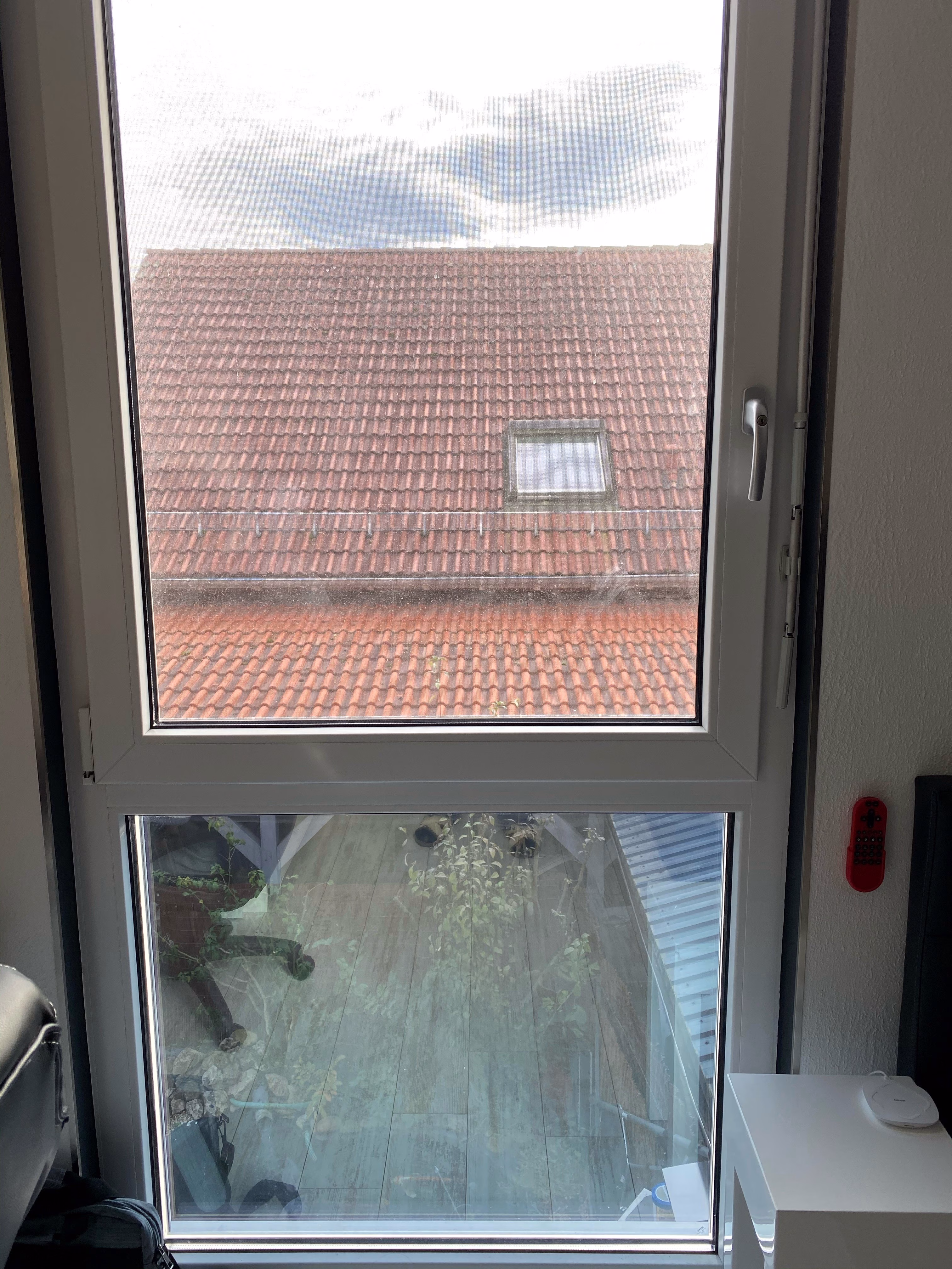 Innenansicht mit Spionspiegelfolie auf dem unteren Fenster
