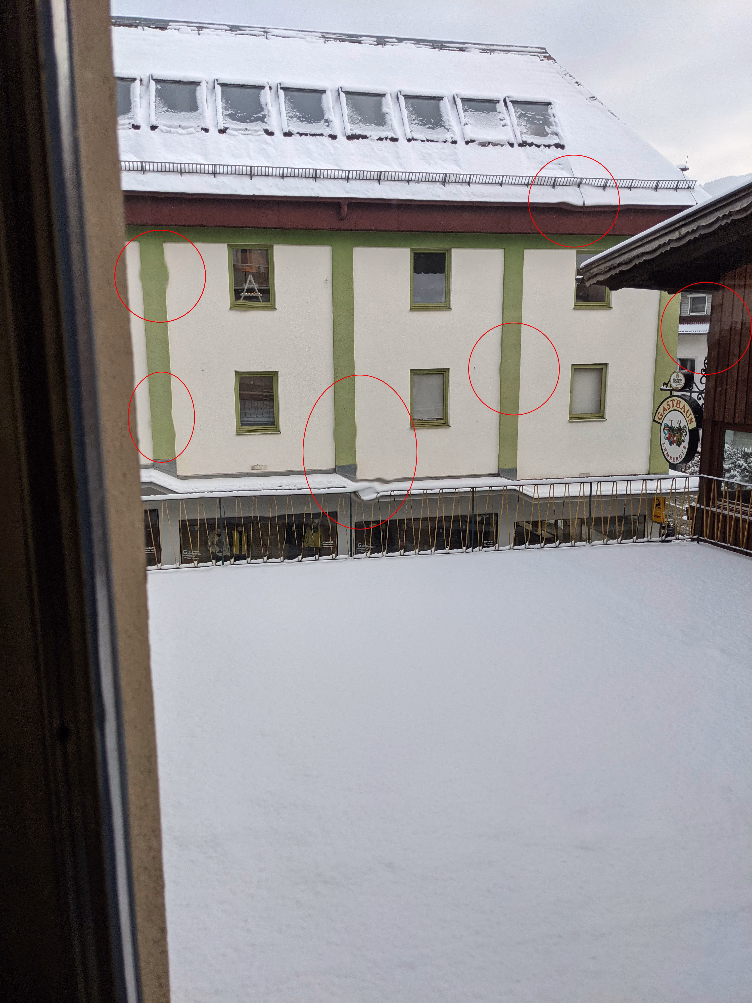 Noch minimale Bläschen unter der Folie nach der Montage Noch minimale Bläschen unter der Folie nach der Montage