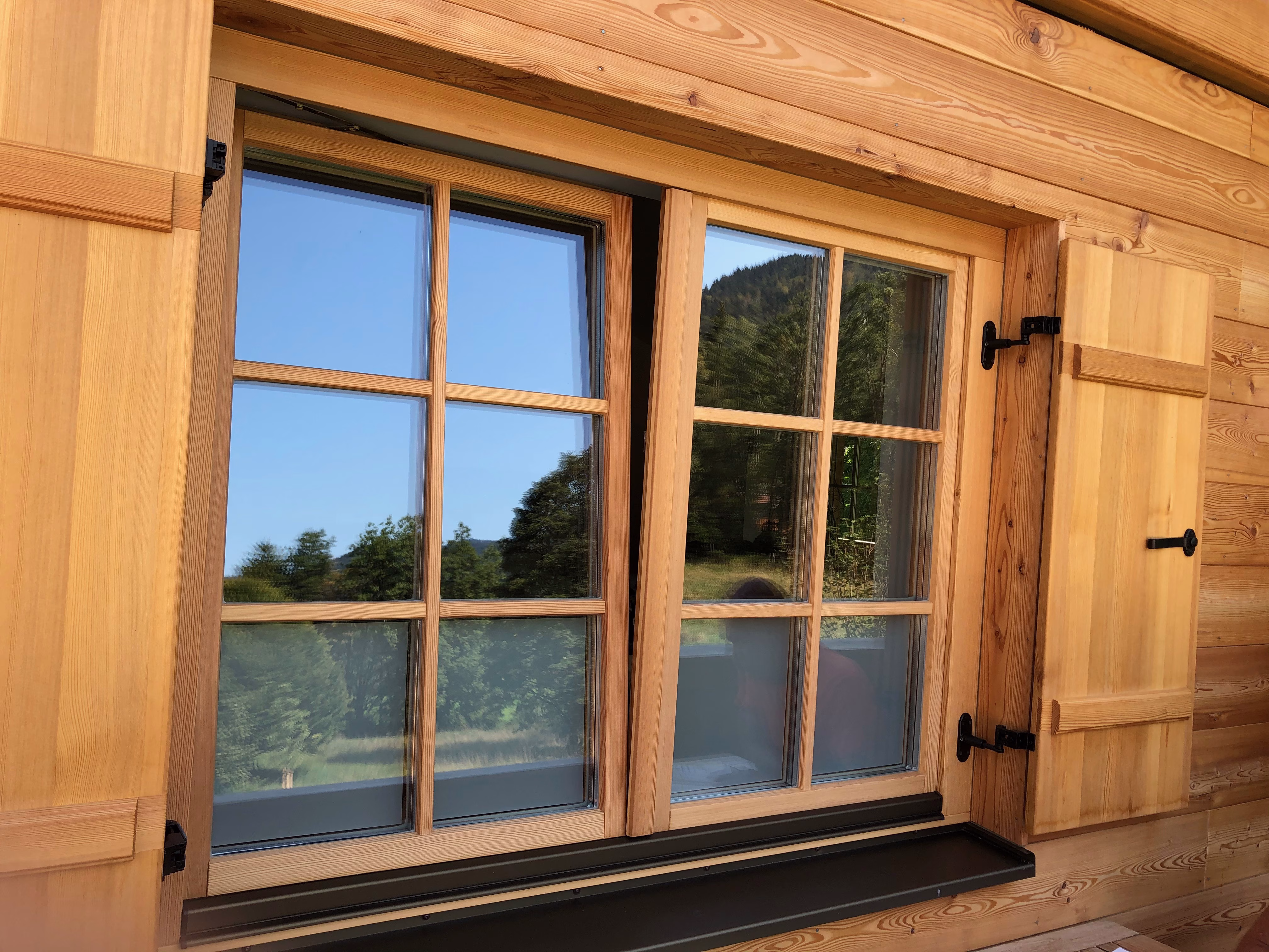 Außenansicht einer Milchglasfolie, angebracht auf einem Sprossenfenster