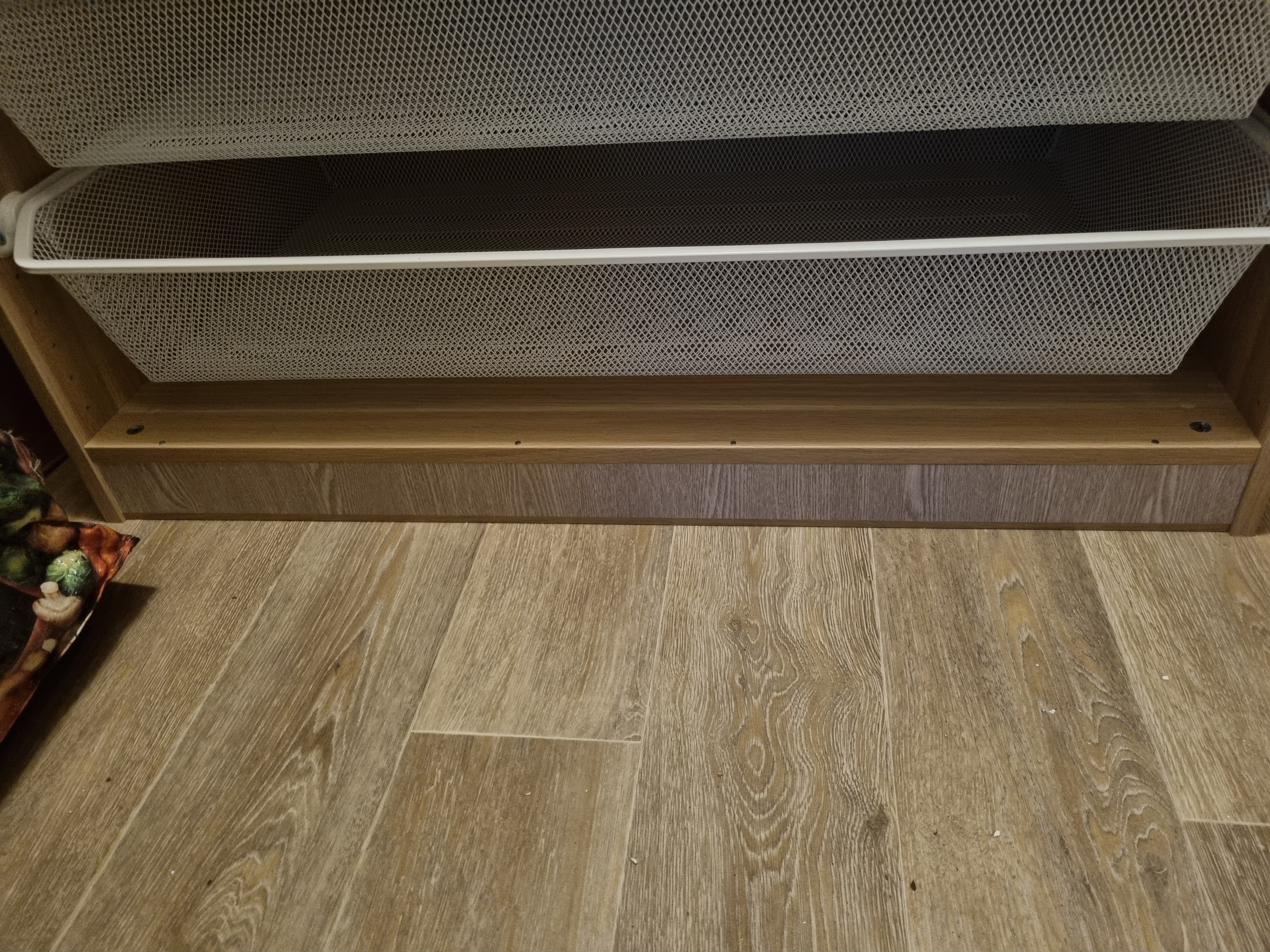 Klebefolie in weiß strukturierter Eichenoptik auf einem Schrank angebracht