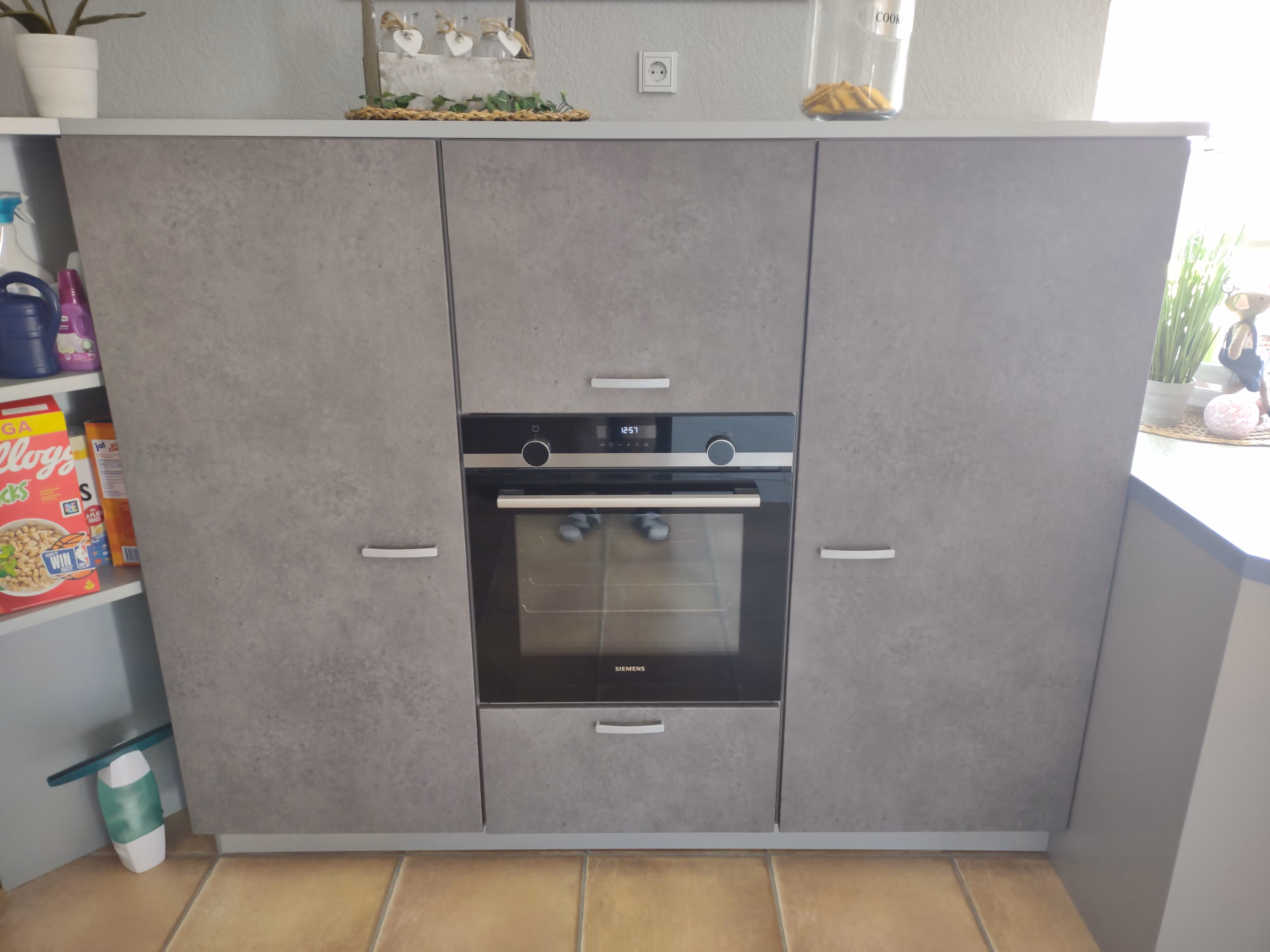 Folierter Schrank in Betonoptik