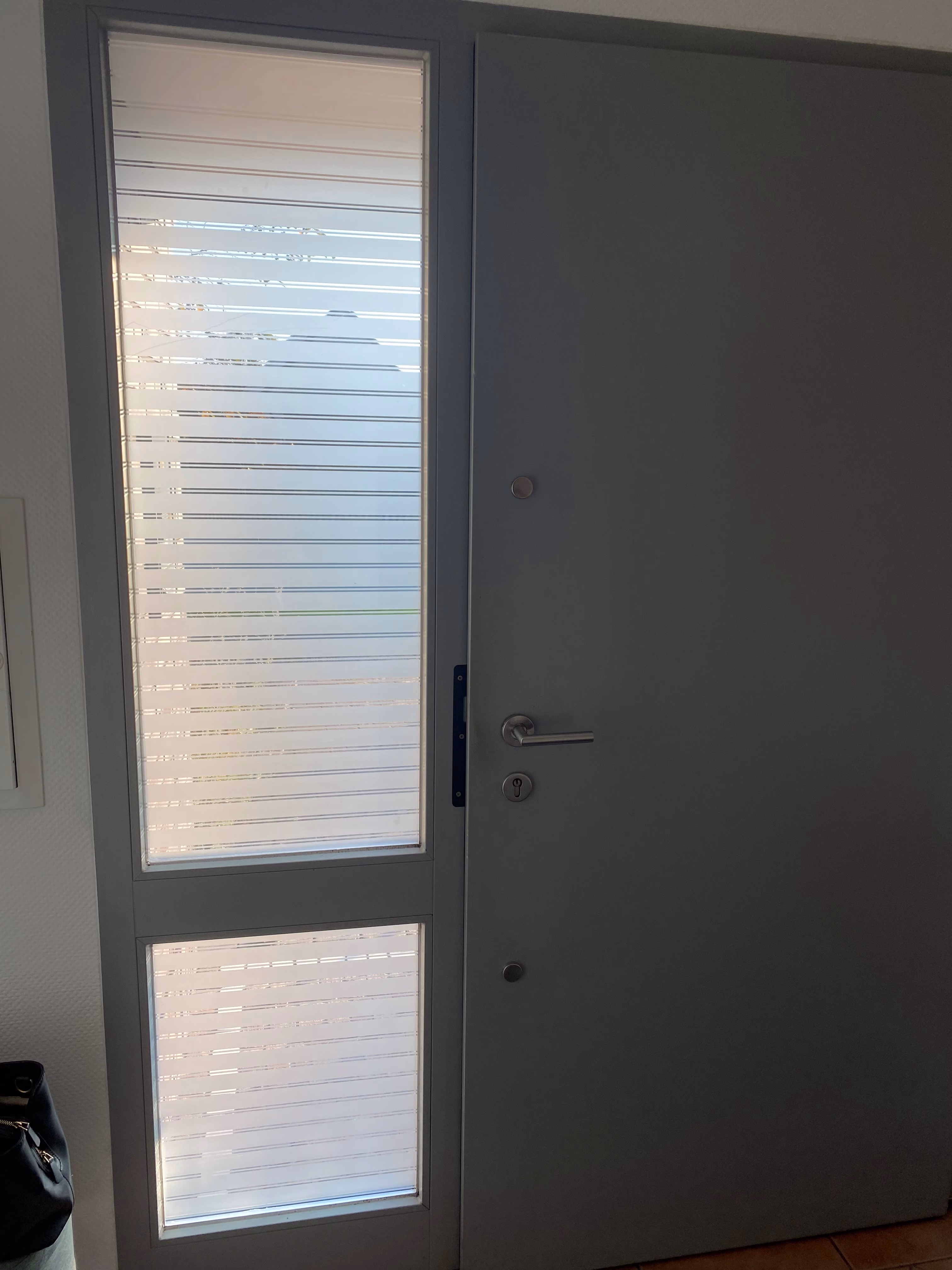 Haustür mit Fensterfolie in unterschiedlichen Streifenbreiten