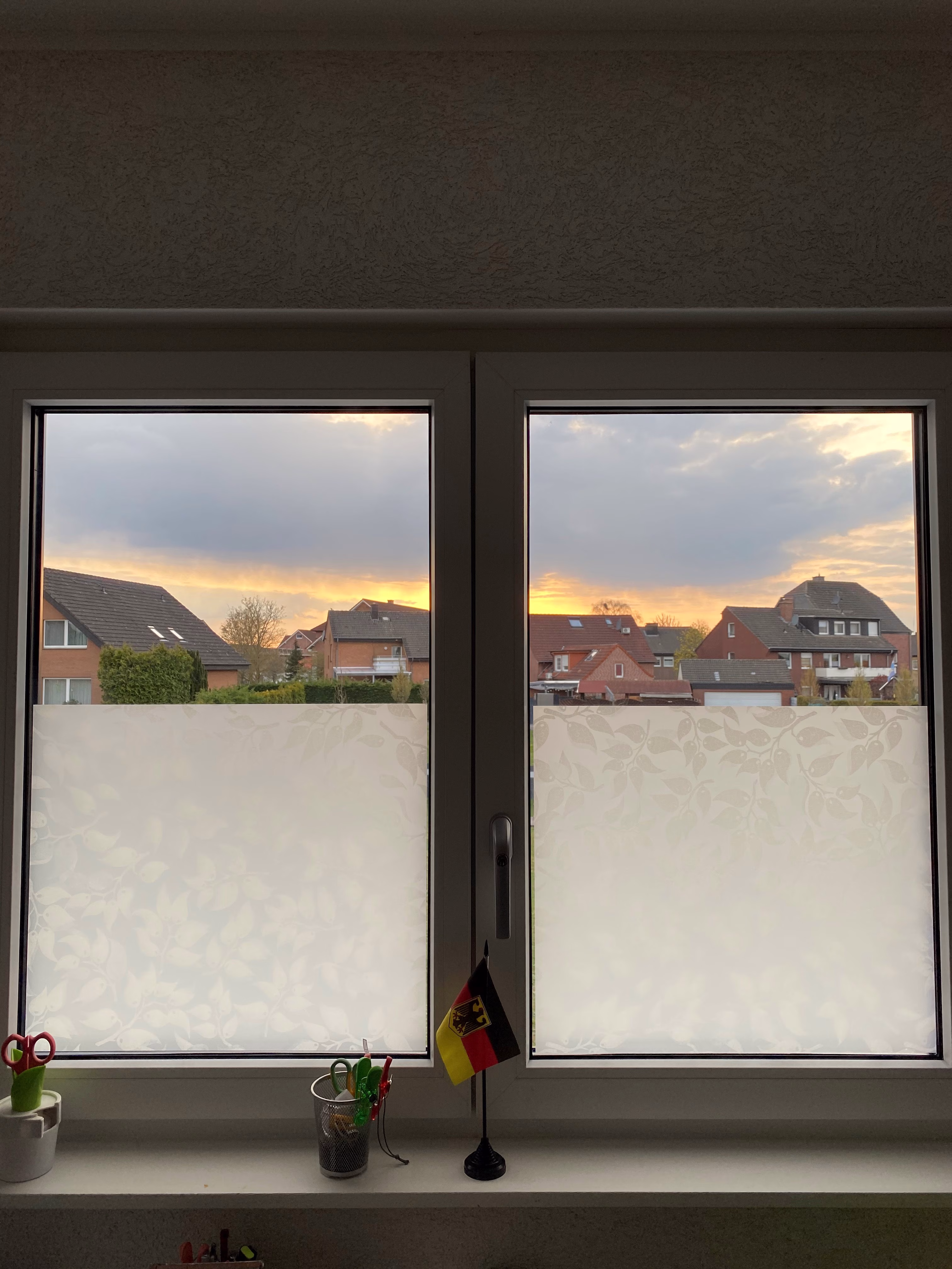 Sichtschutzfolie mit Blätter auf weißem Grund