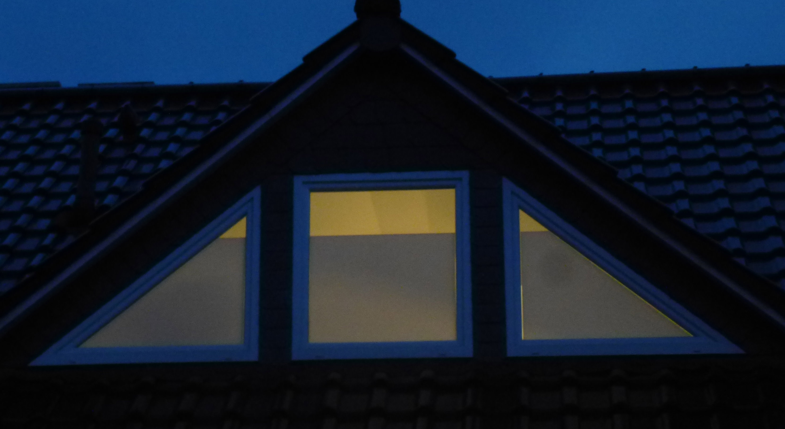 Blickdichte Sichtschutzfolie wie sie bei Nacht von außen aussieht