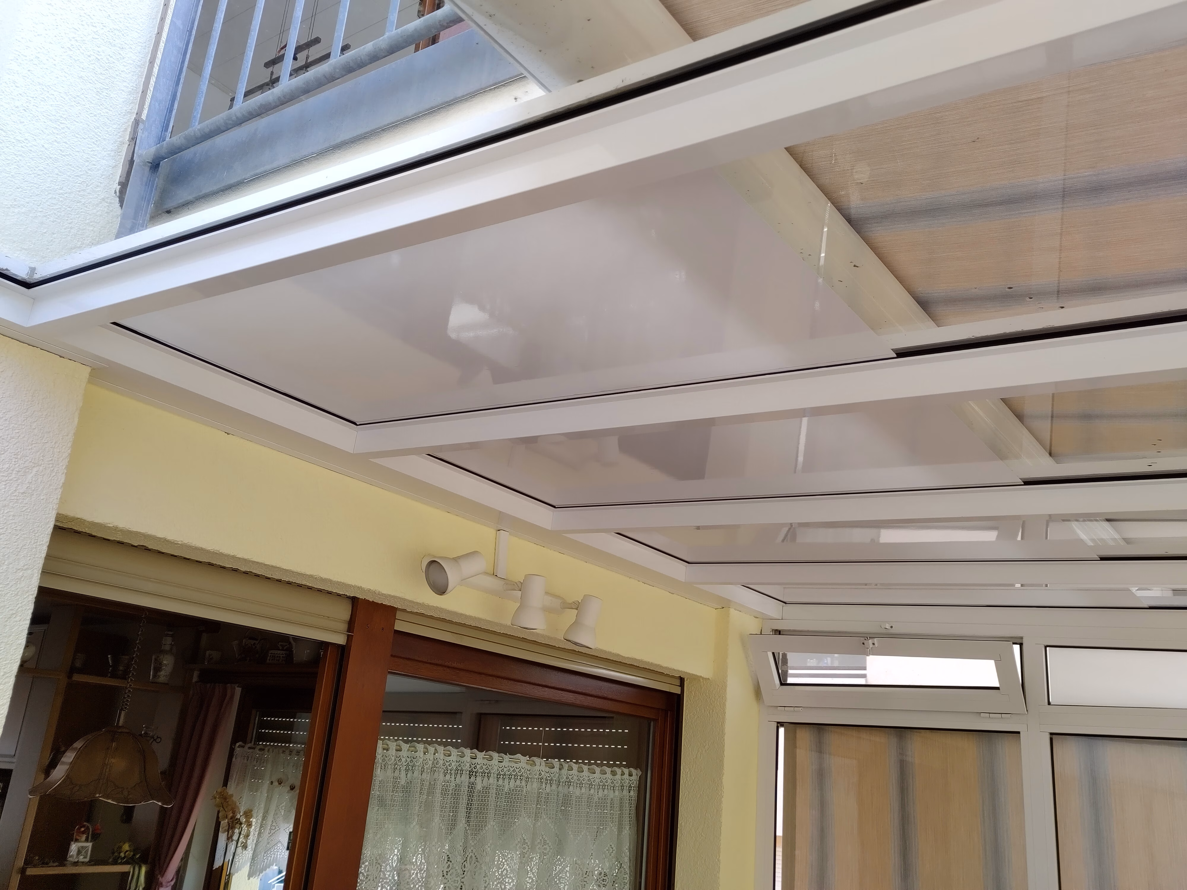 Undurchsichtige Farbfolie an einem Wintergarten