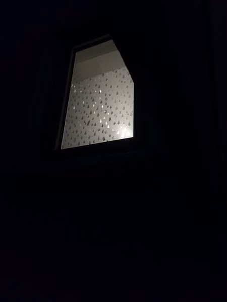 Adhäsionsfolie, transparent-weiß mit Tropfenmuster (geprägt) bei Nachts von außen