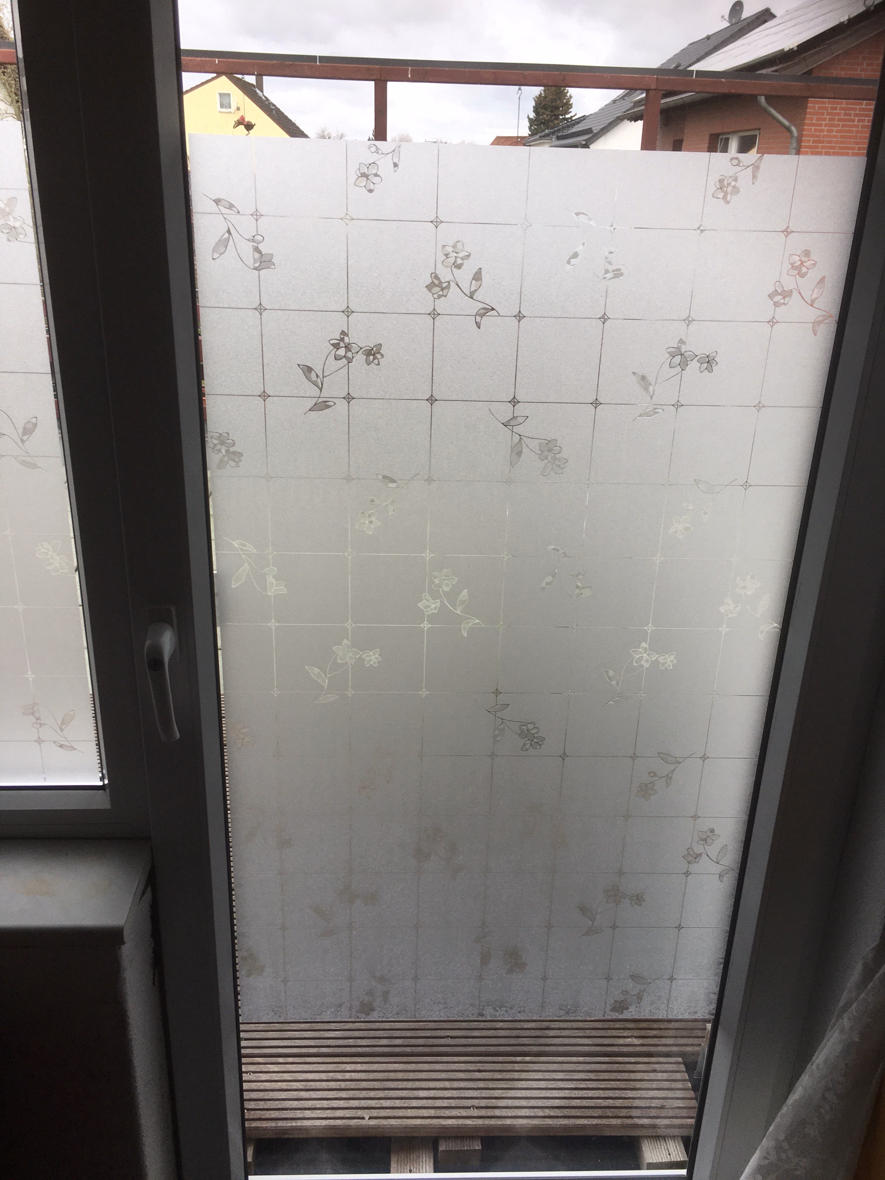 Adhäsionsfolie mit Bleiglasoptik auf einer Glastür zum Balkon