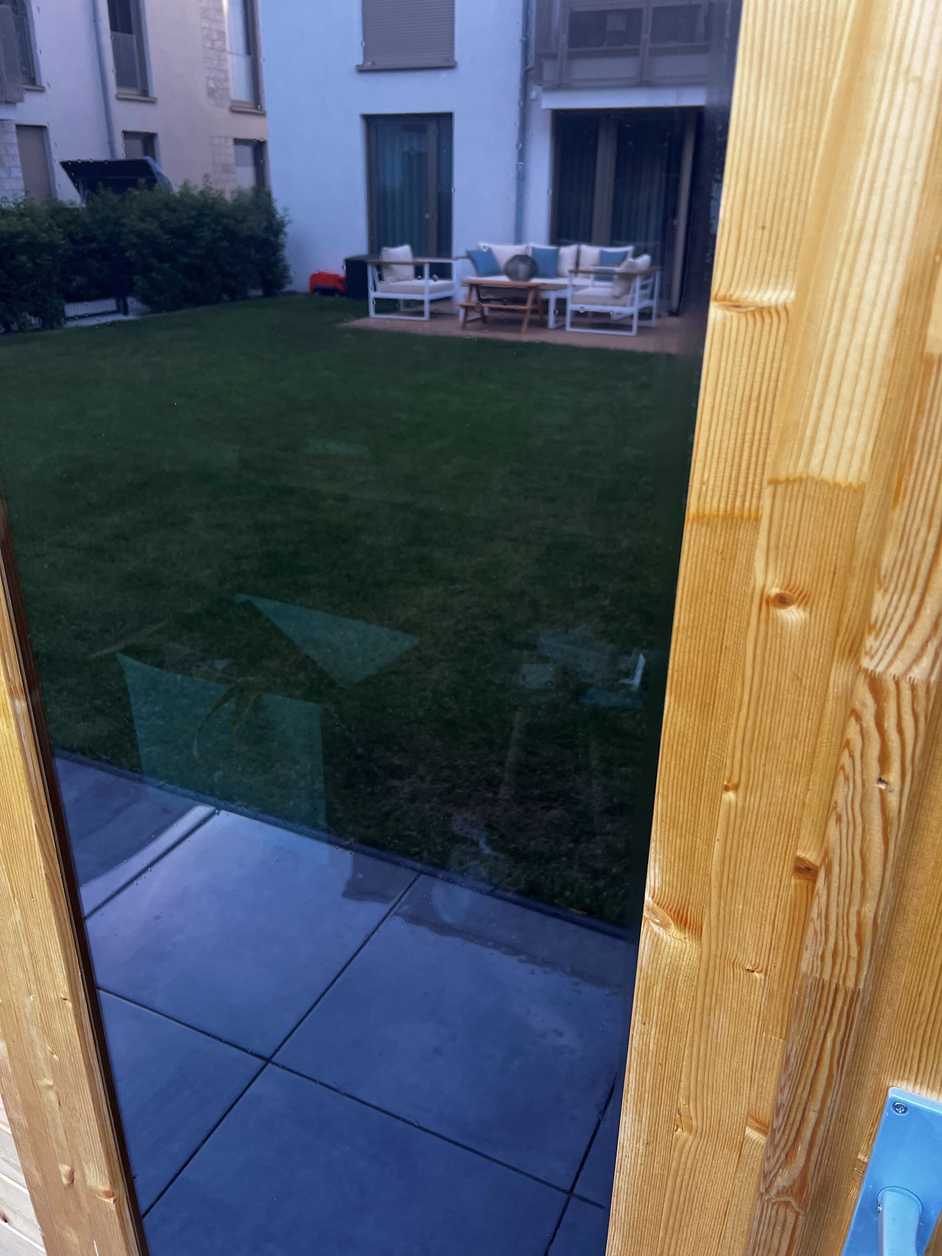 Sonnenschutzfolie, bronze dunkel verspiegelt in der Nahansicht