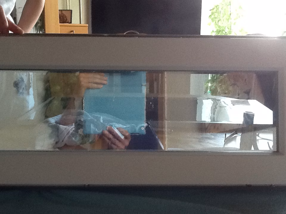 Sonnenschutzfolie wird an einem schmalen Fenster angebracht.