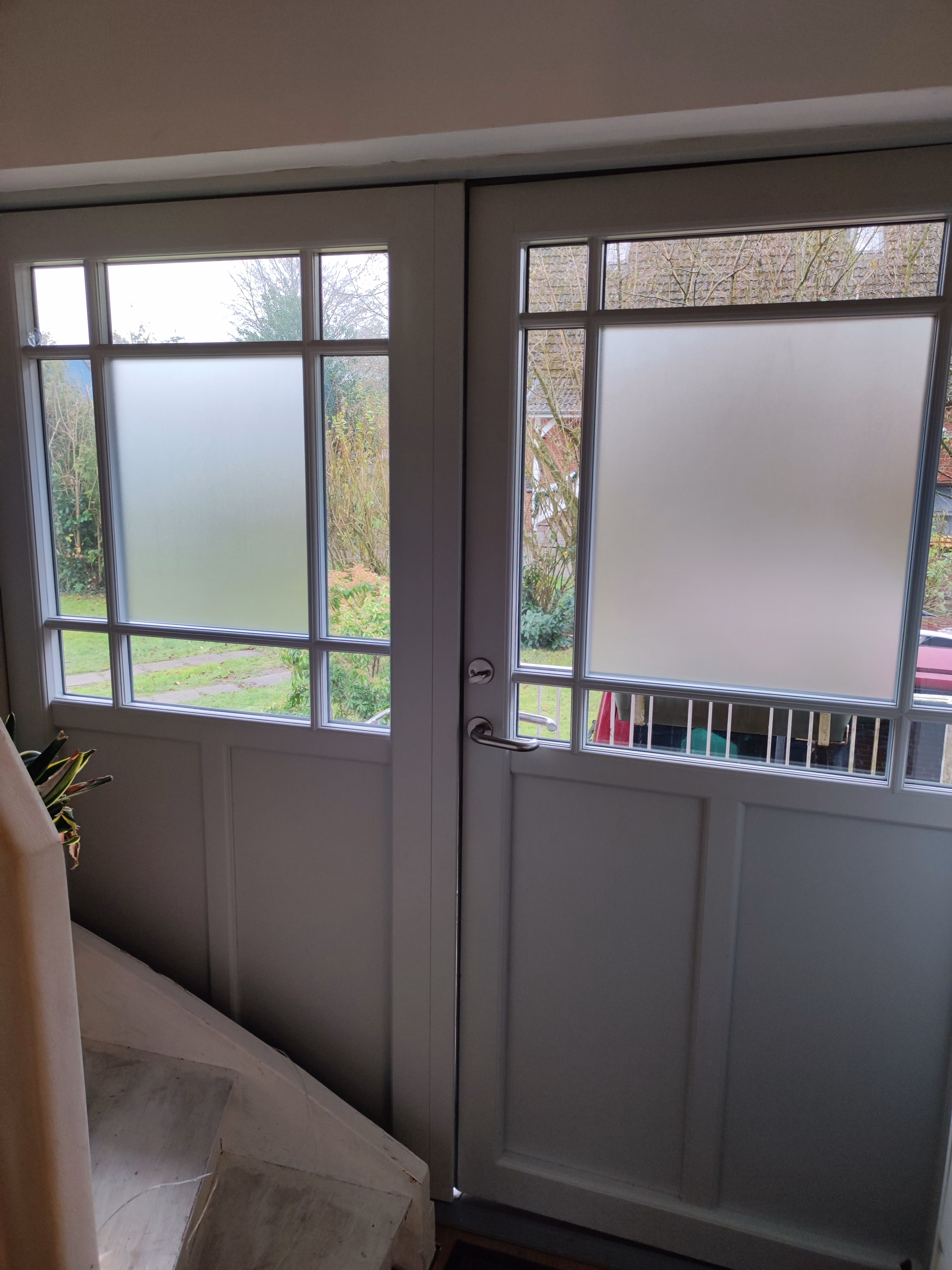 Sichtschutzfolie im Frostglasdesign auf einem Fensterelement