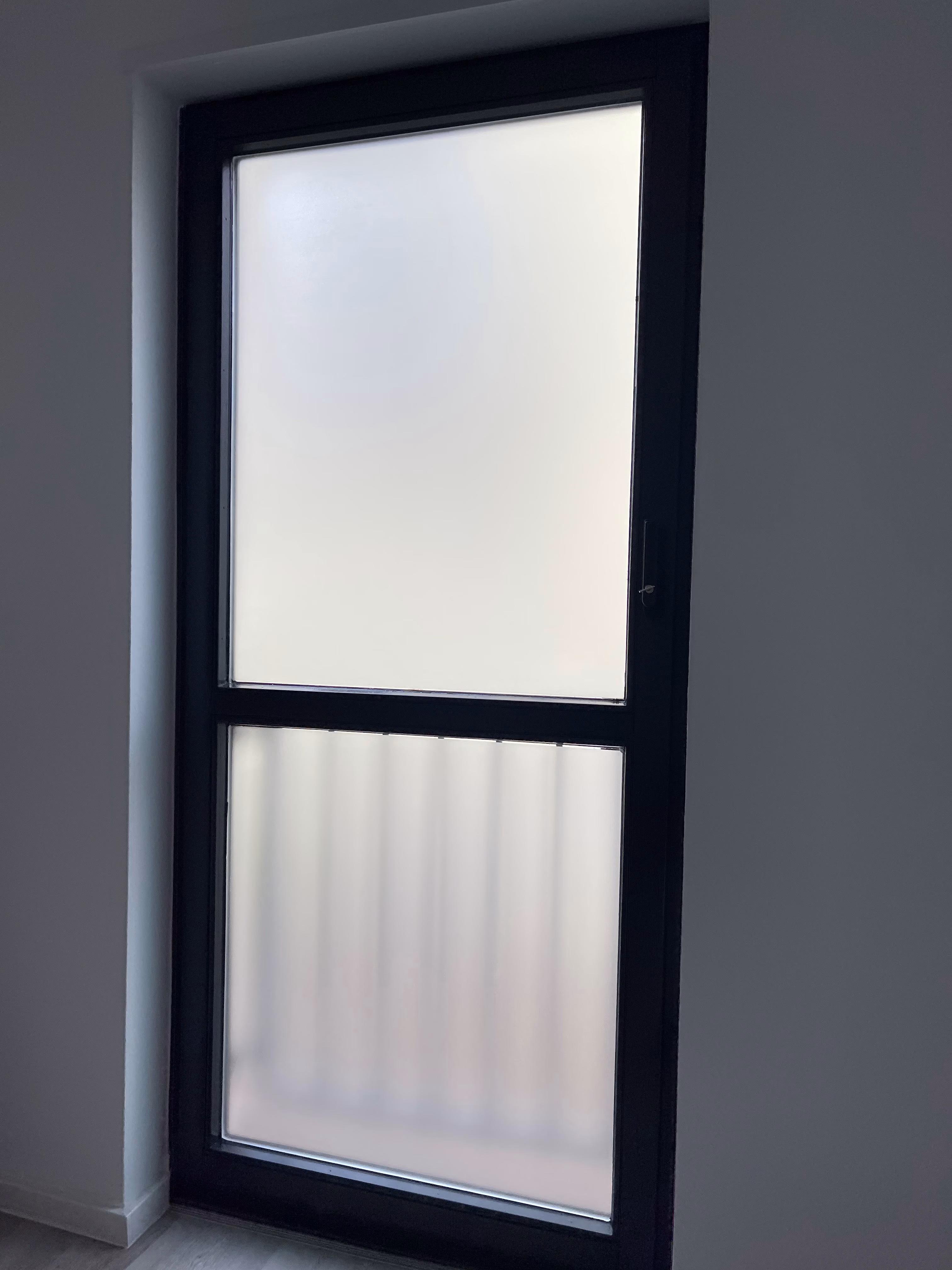 Fensterfolie Frosted Design auf einem Doppelfenster