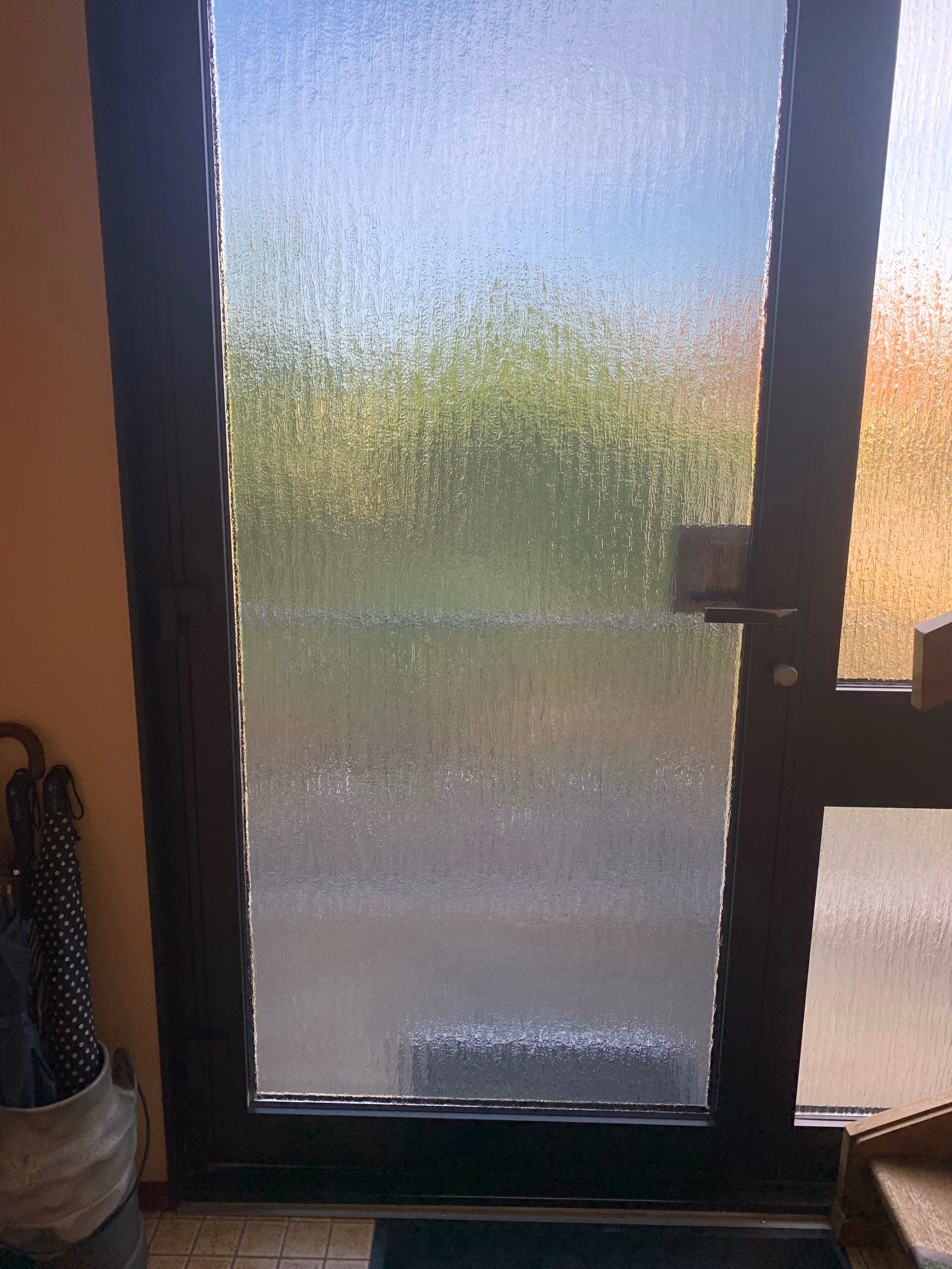 Silberne Sonnenschutzfolie auf einer Haustür aufgebracht