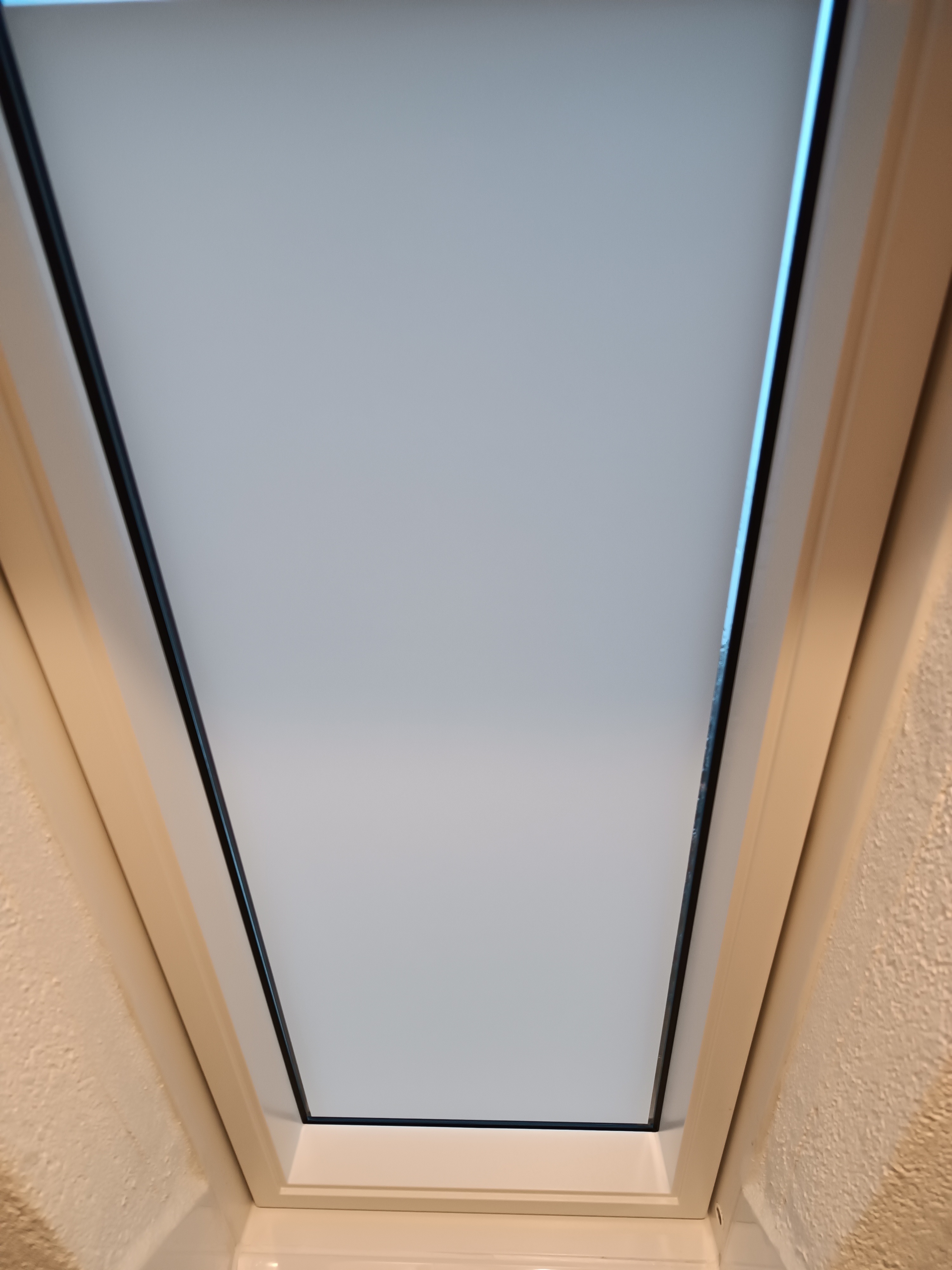 Weiß matte Fensterfolie mit Sichtschutz bei Tag und Nacht