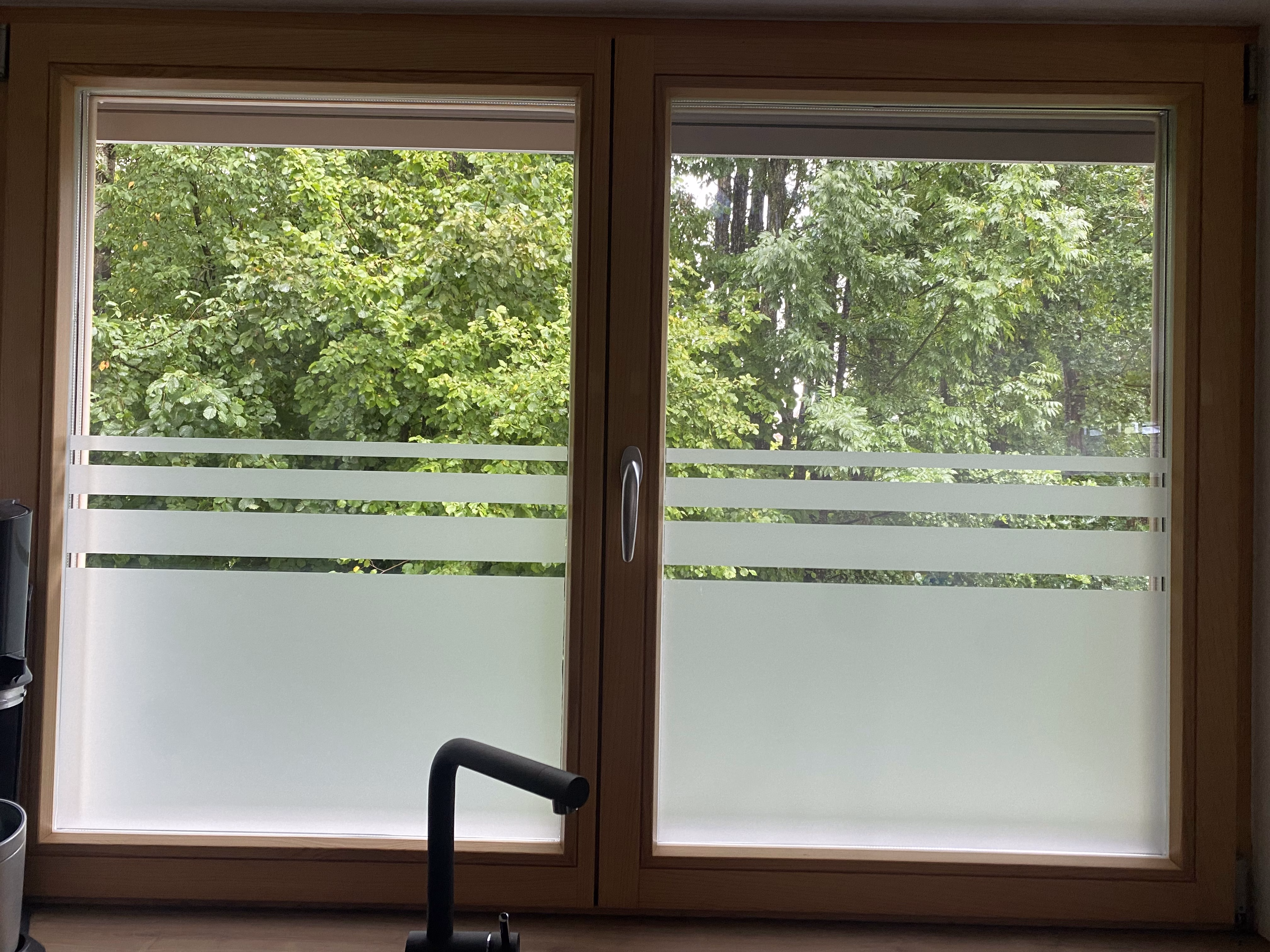 Fensterdekor mit Streifenabschluss