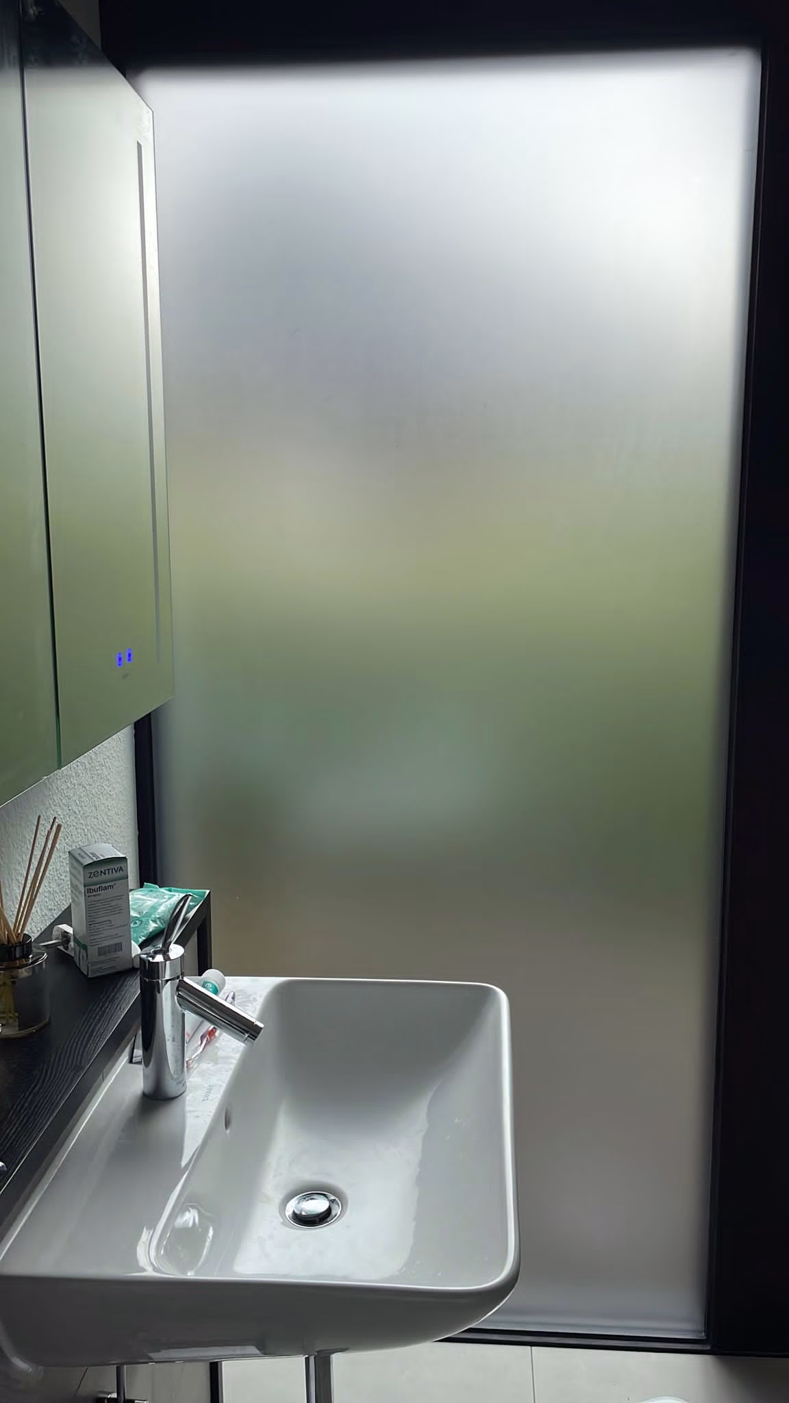 Ätzglasdesign Fensterfolie weiß matt im Badezimmer