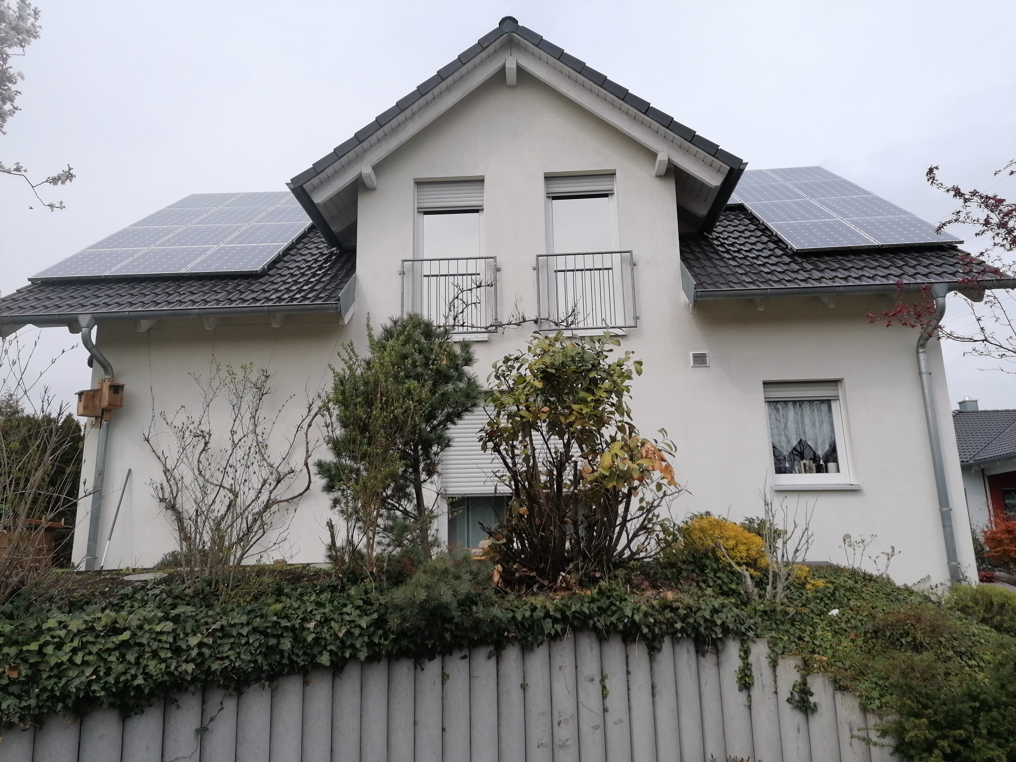 Hitzeschutzfolie silber mittel verspiegelt auf zwei bodentiefen Fenstern