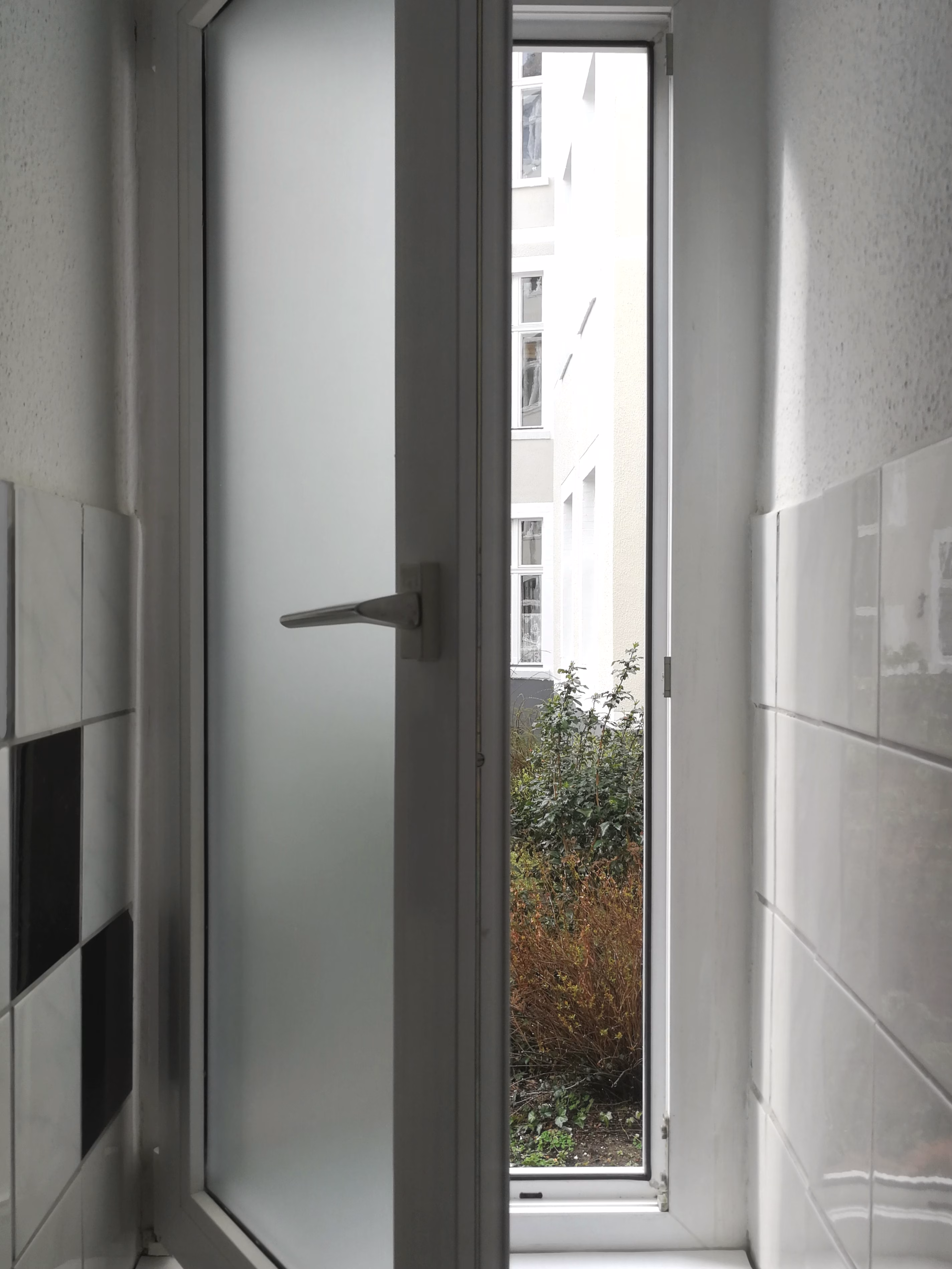 Fenster mit Ätzglasfolie halb geöffnet