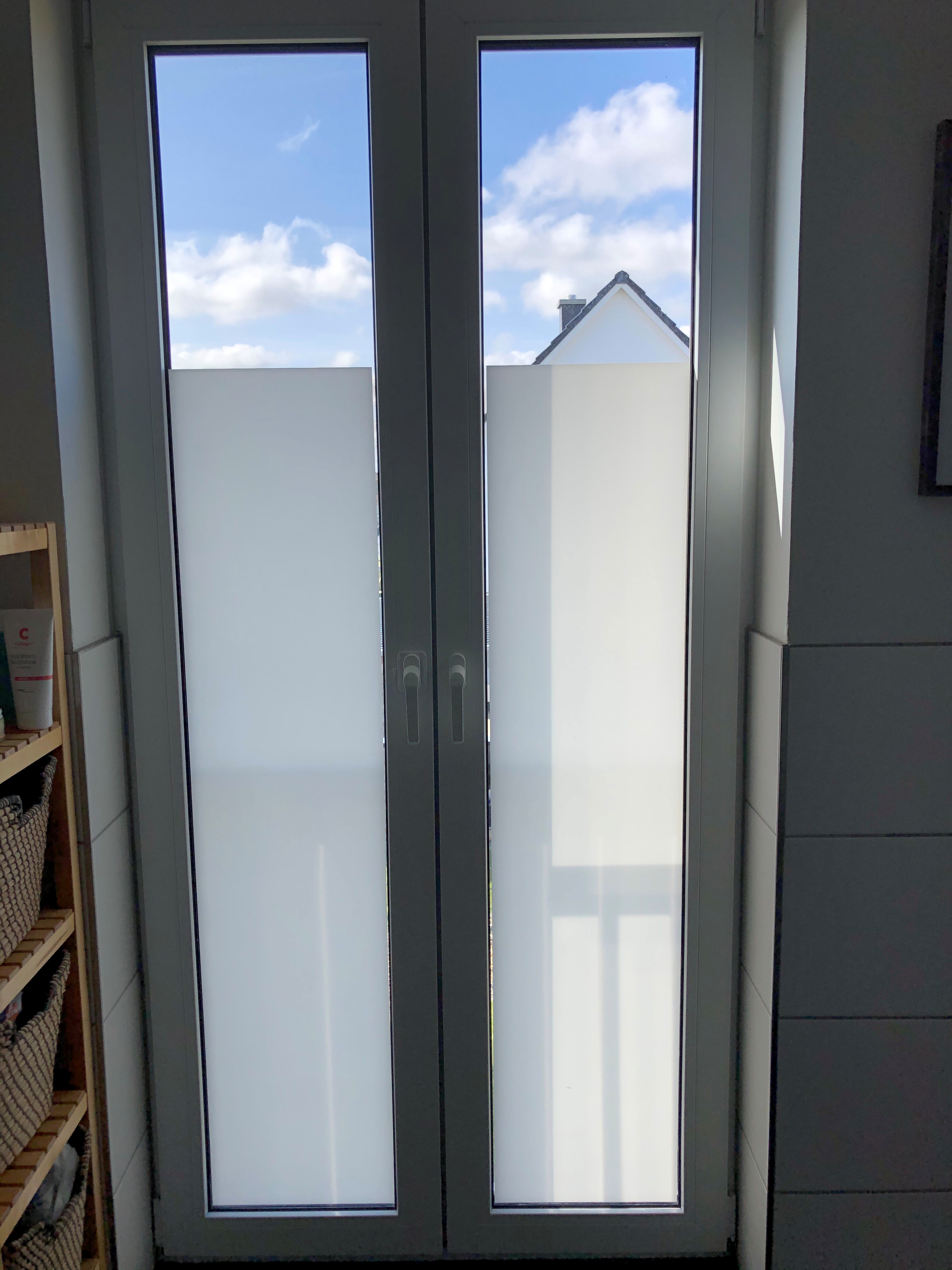 Sichtschutzfolie opak weiß auf einer Balkontür