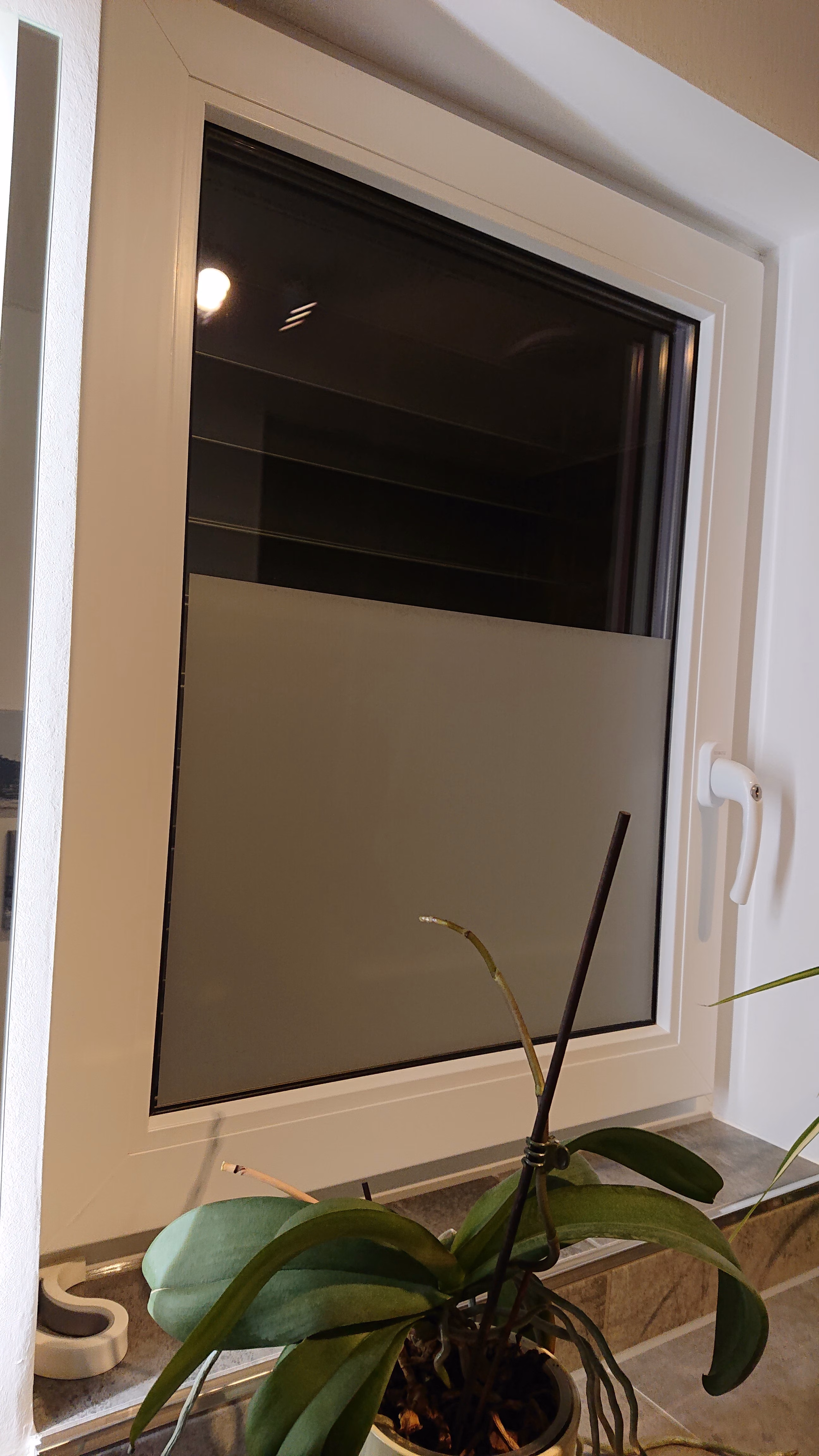 Milchglasfolie bei Dunkelheit in der Nacht