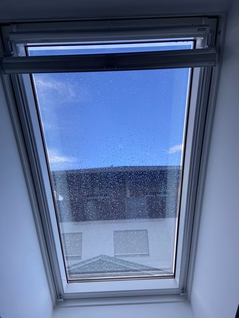 Hitzeschutzfolie auf Dachfenster als Außenmontage hält problemlos bei Regen und Sturm