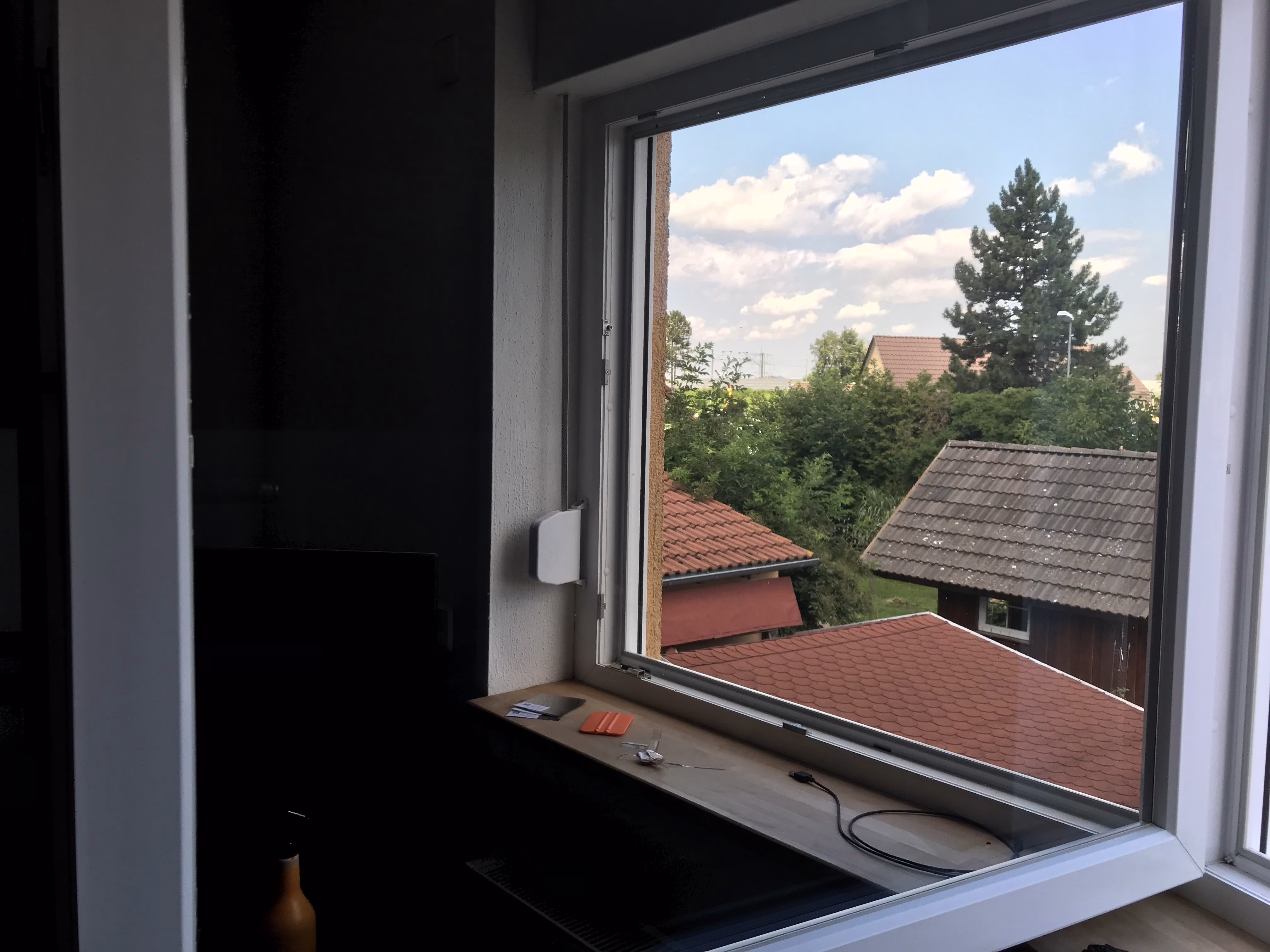 Der Spiegeleffekt einer montierten mittleren Sonnenschutzfolie