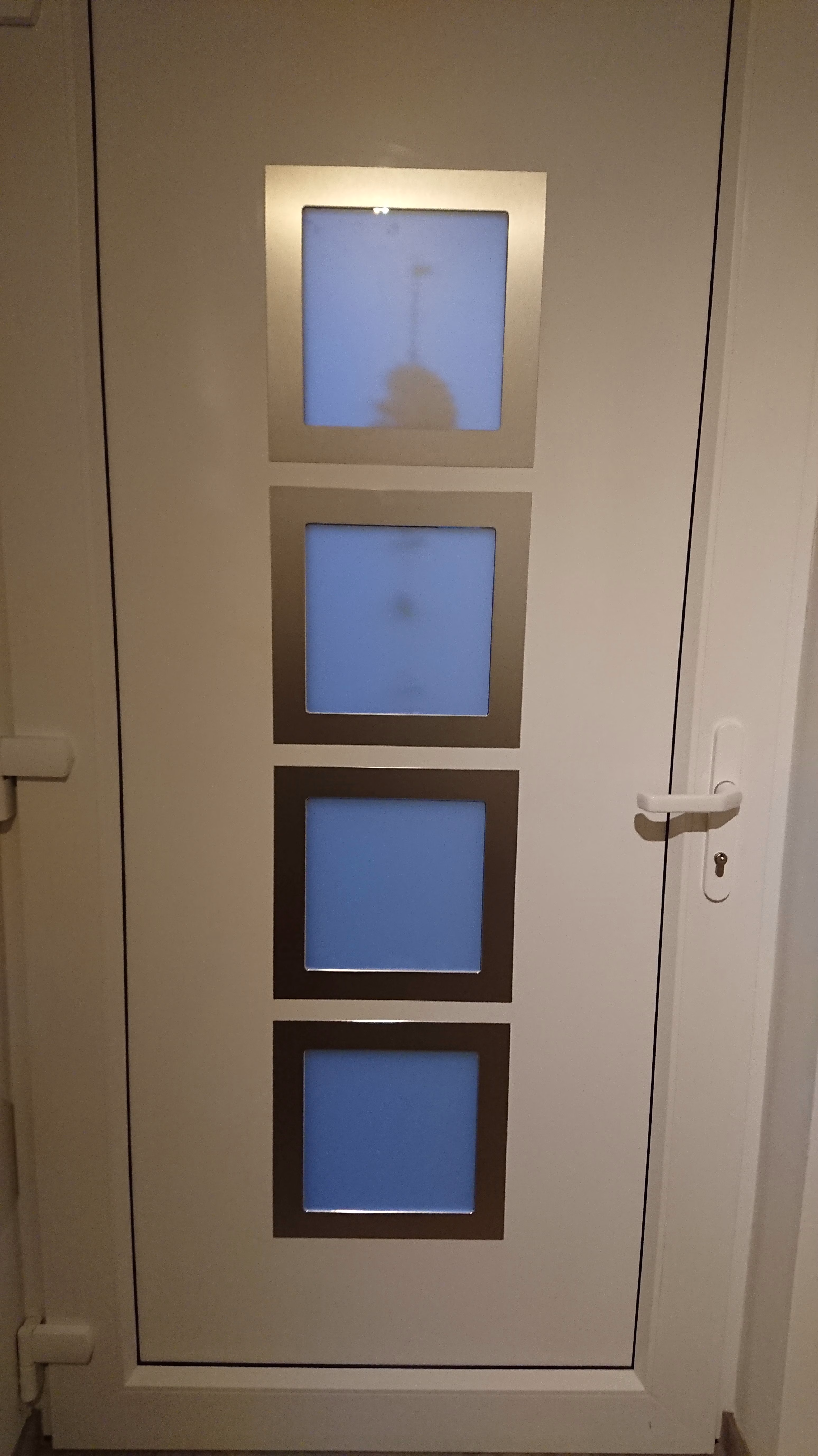 Haustür mit Sichtschutzfolie in Milchglas Optik