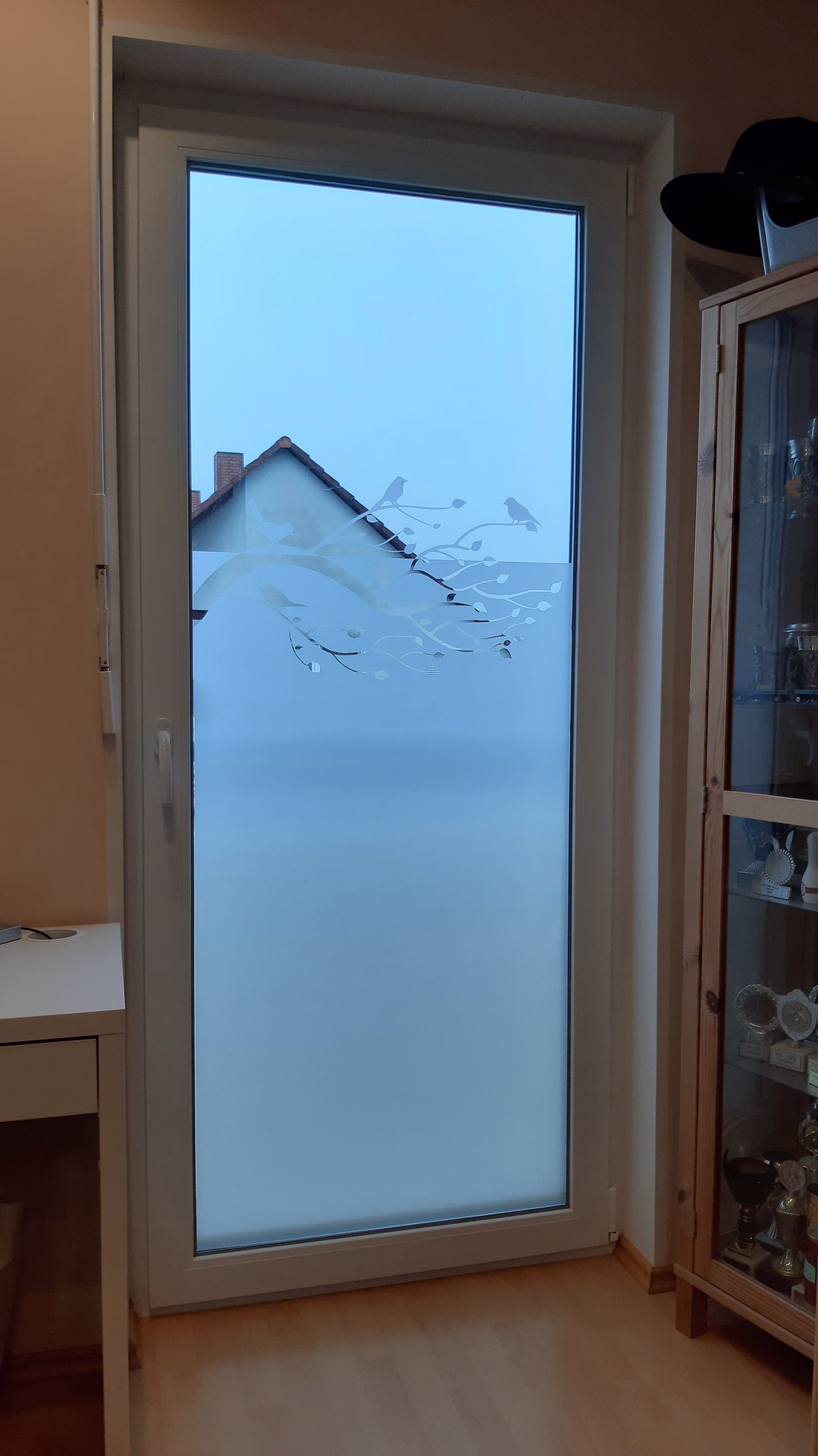 Glasdekor für Fenster mit Baum und Vögel