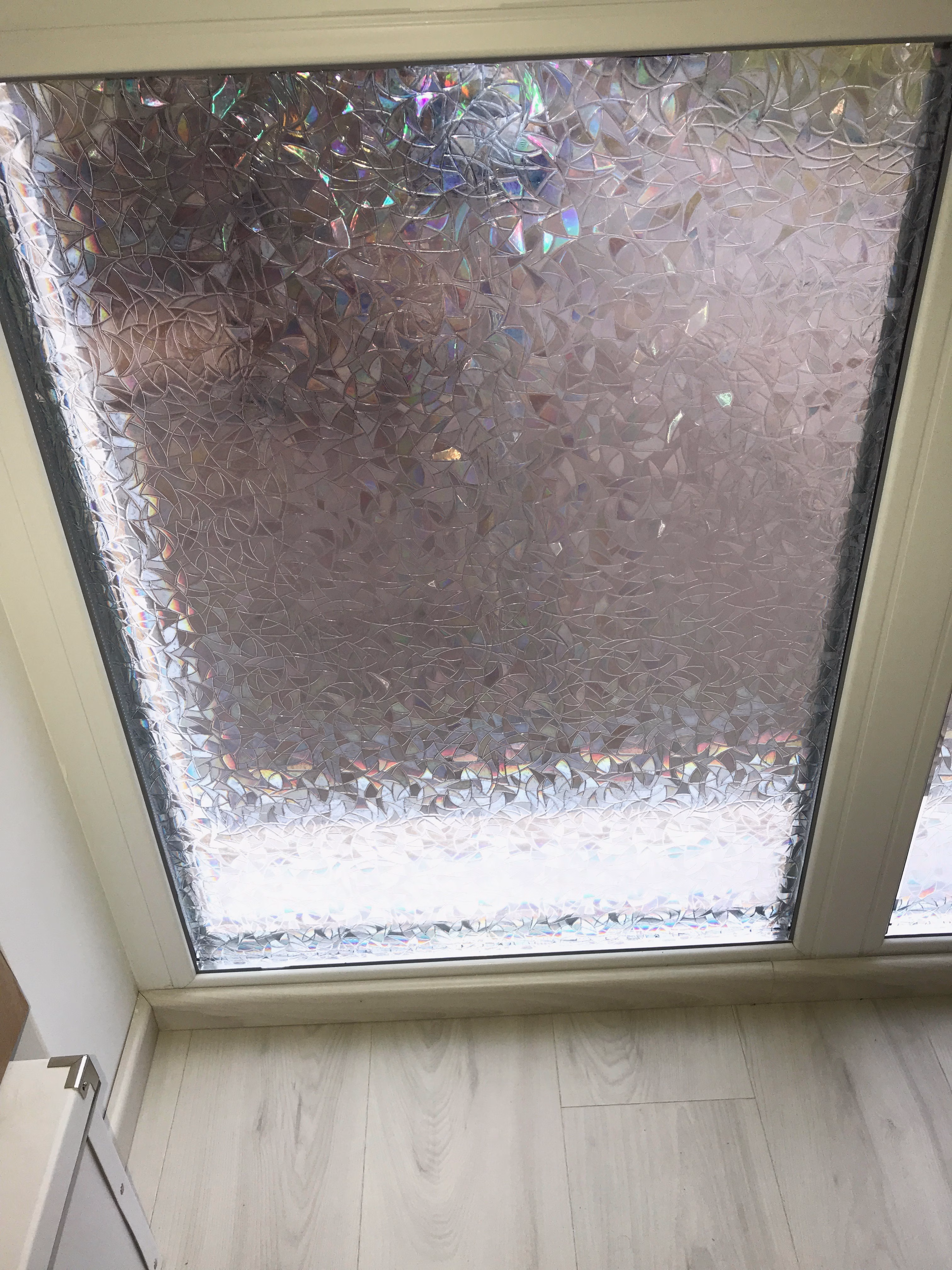 Adhäsionsfolie in Bruchglas- Glanzoptik auf Fenster montiert.