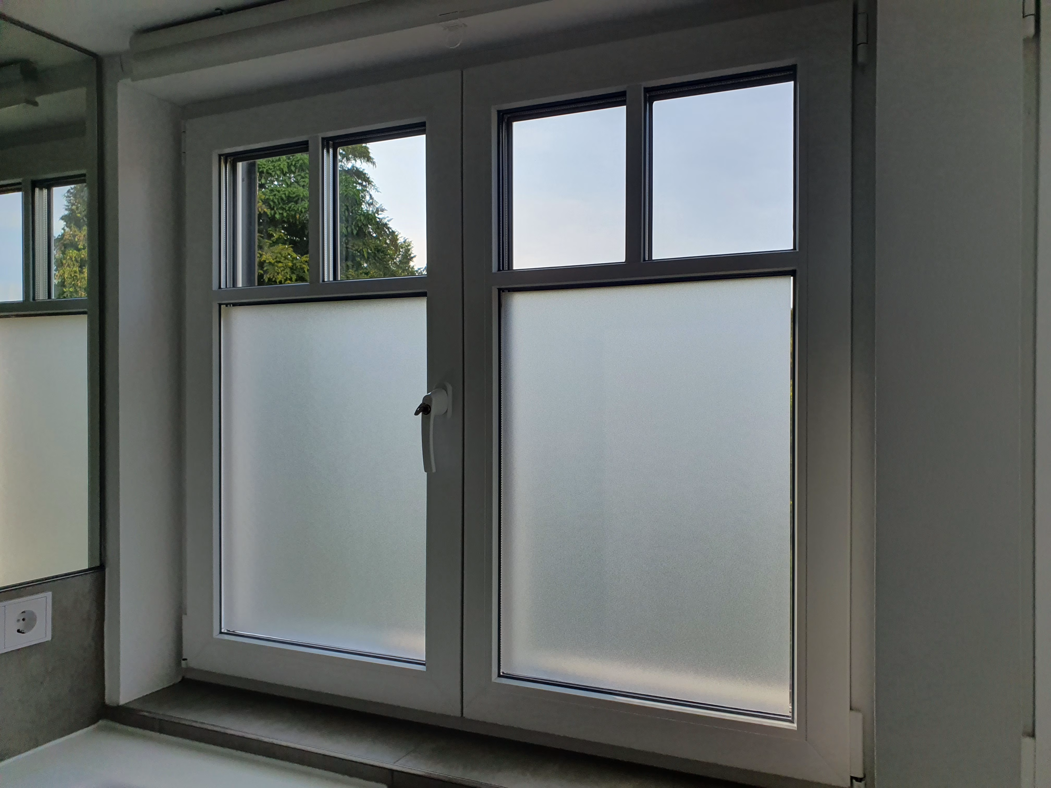 Sichtschutzfolie für Badezimmer im Sandstrahldesign