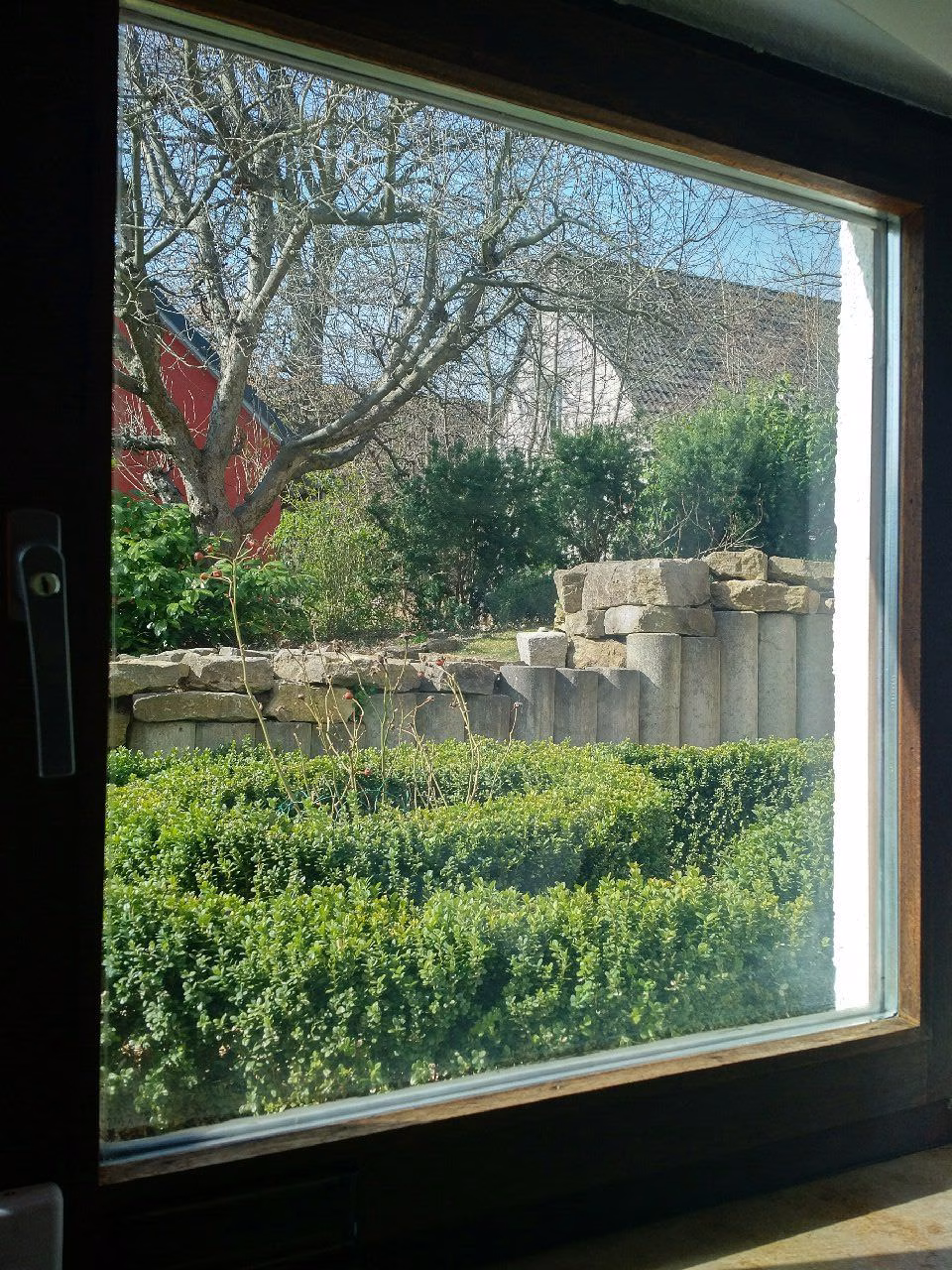 Einbruchschutzfolie an einem Fenster mit Aussicht in den Garten