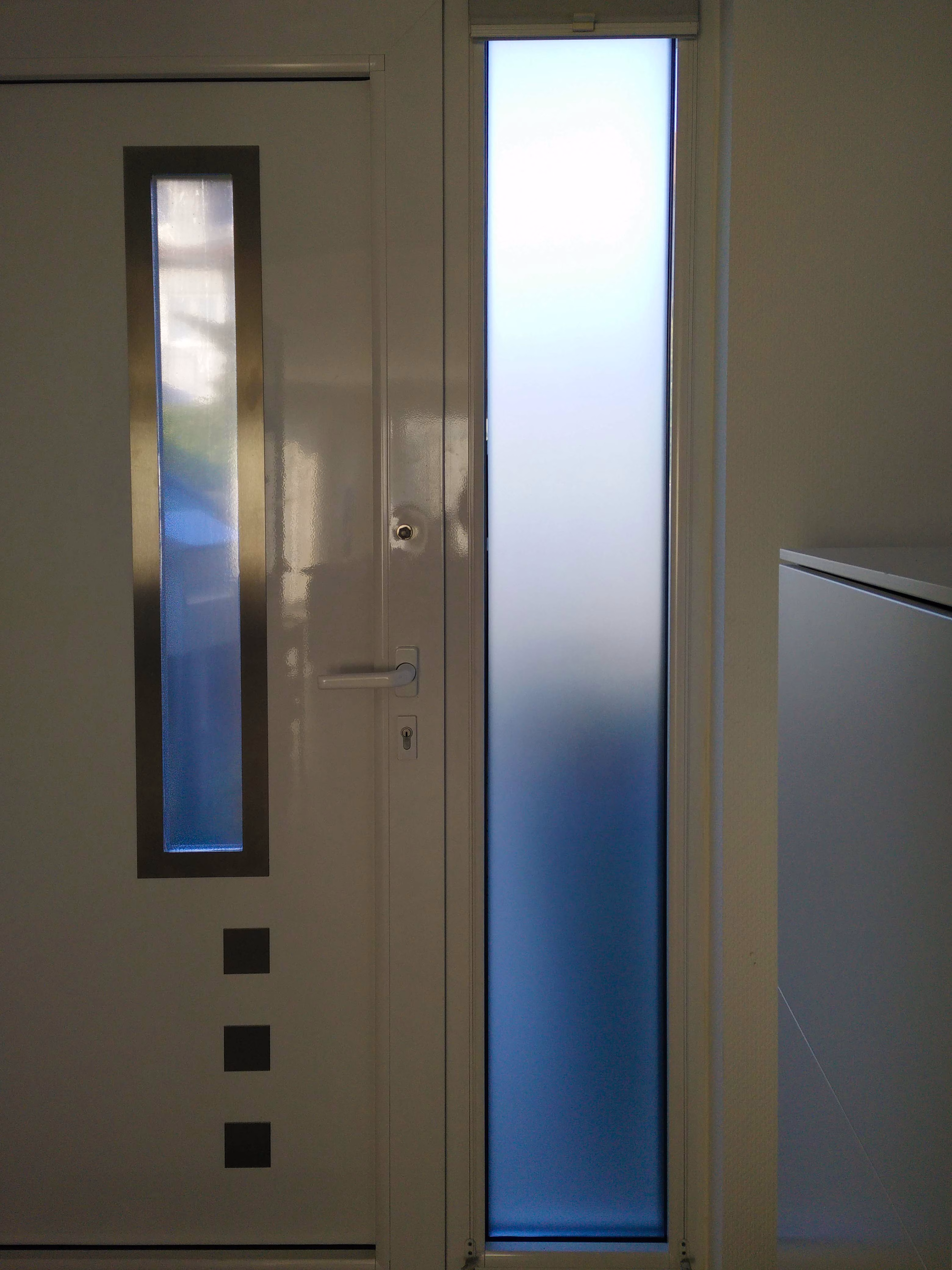 Selbsthaftende Folie als Sichtschutz bei einer Haustür eingesetzt.