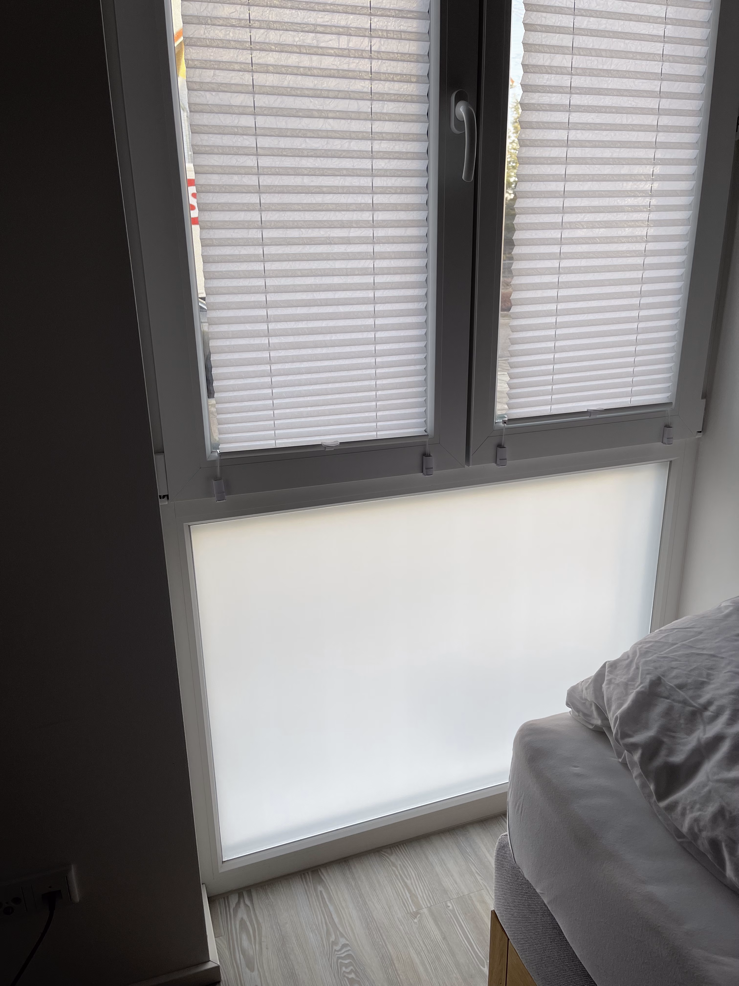 Blickdichte Sichtschutzfolie auf einem bodentiefen Fenster im Schlafzimmer