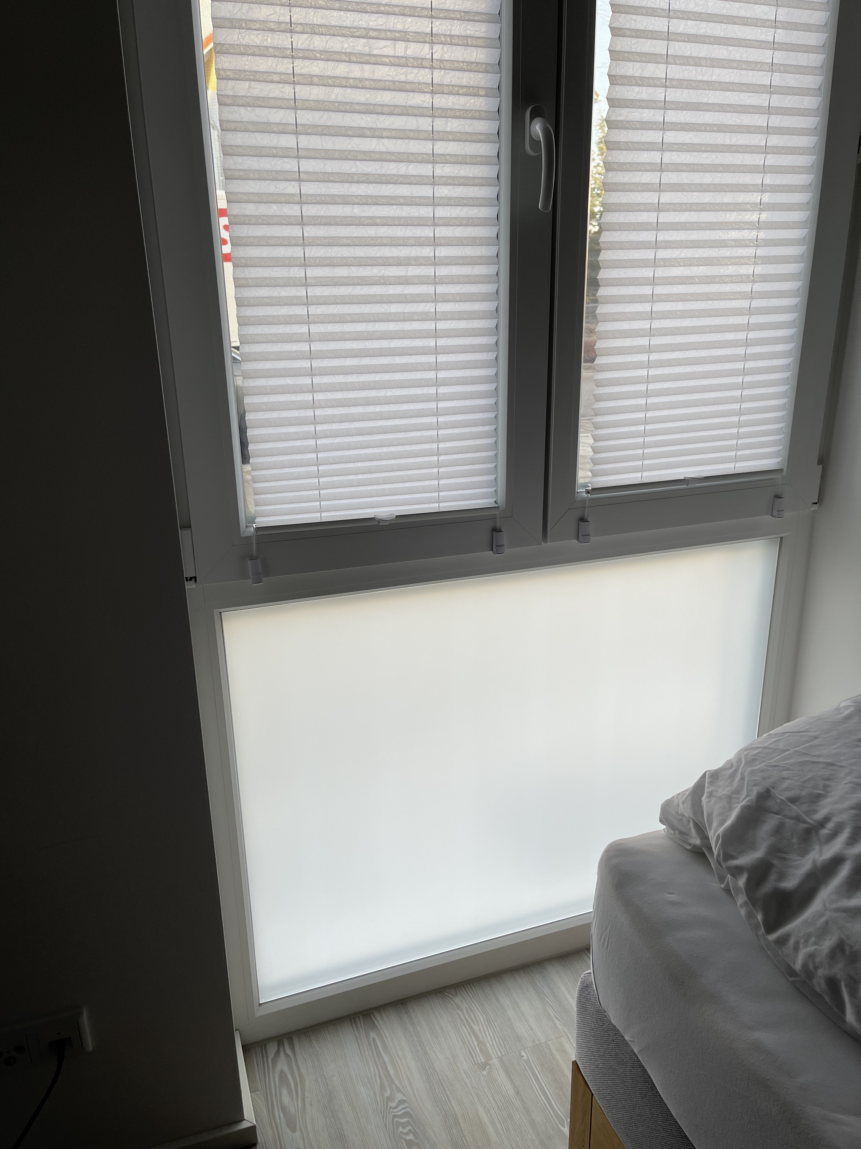 Blickdichte Sichtschutzfolie auf einem bodentiefen Fenster im Schlafzimmer