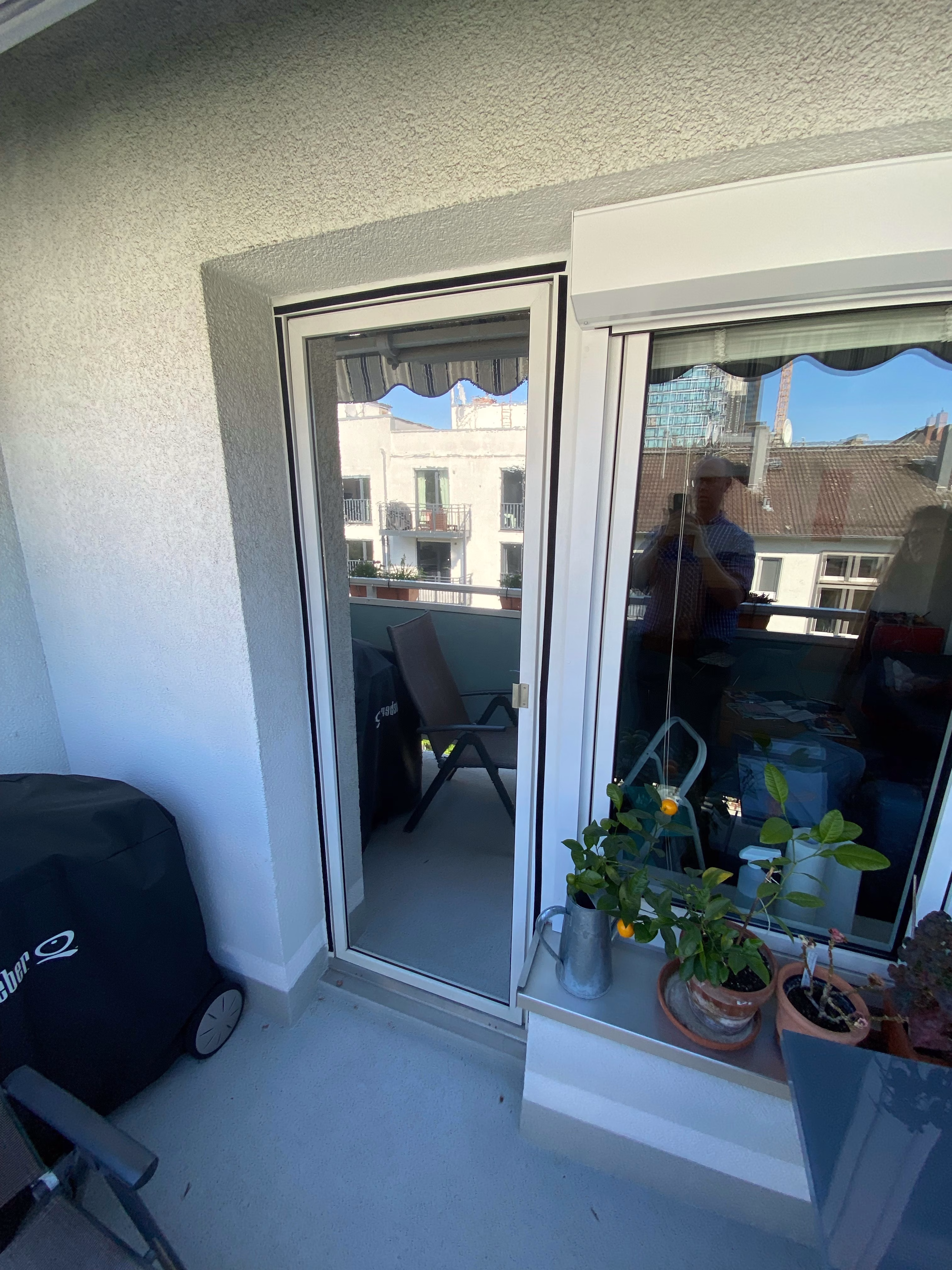 Terassentür mit stark verspiegelter Sonnenschutzfolie