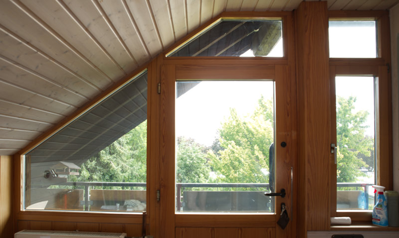 Sonnenschutz am Fenster im Dachgeschoss