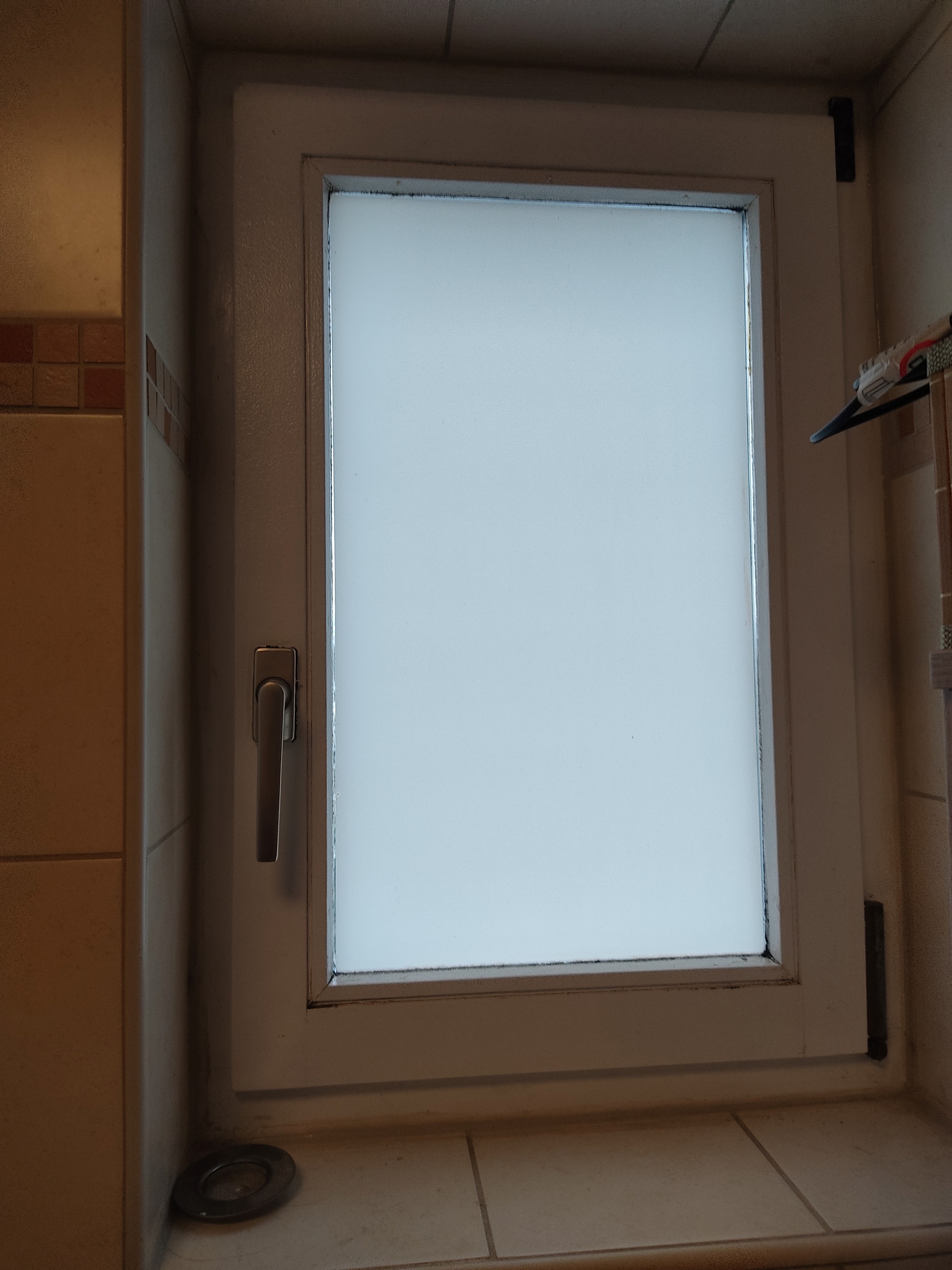 Blickdichte Sichtschutzfolie auf Badezimmerfenster