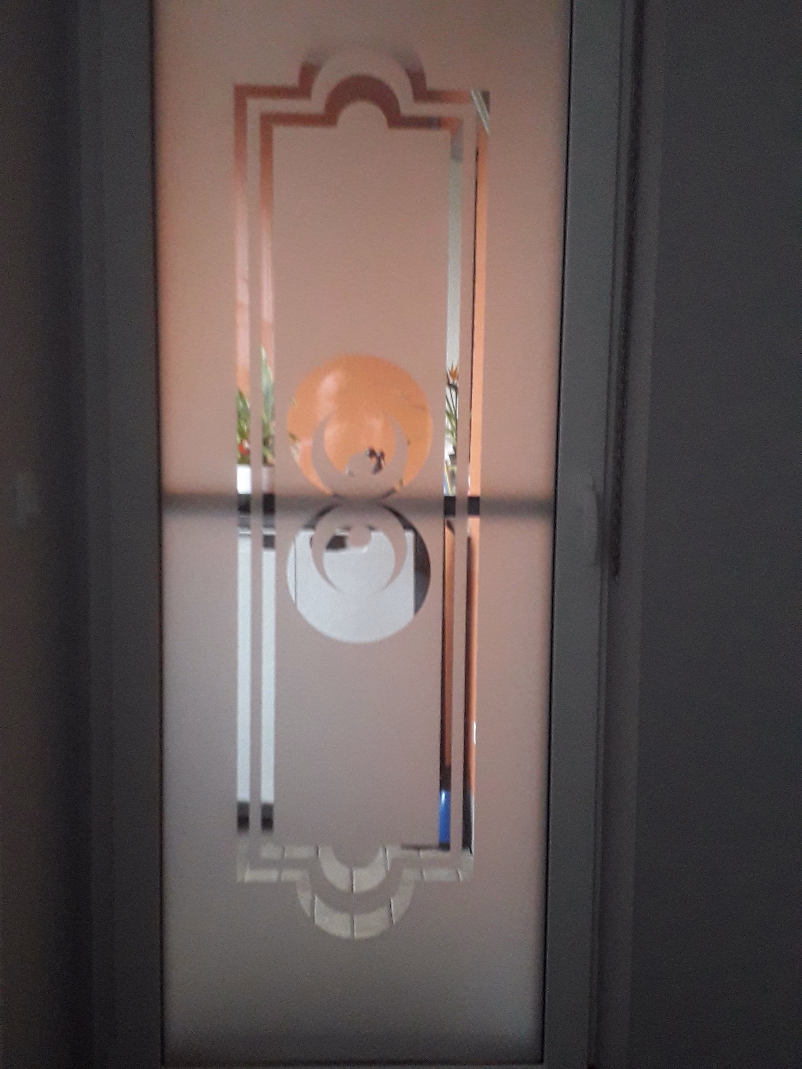 Glasdekorfolie weiß matt auf Zimmertür mit Glasausschnitt