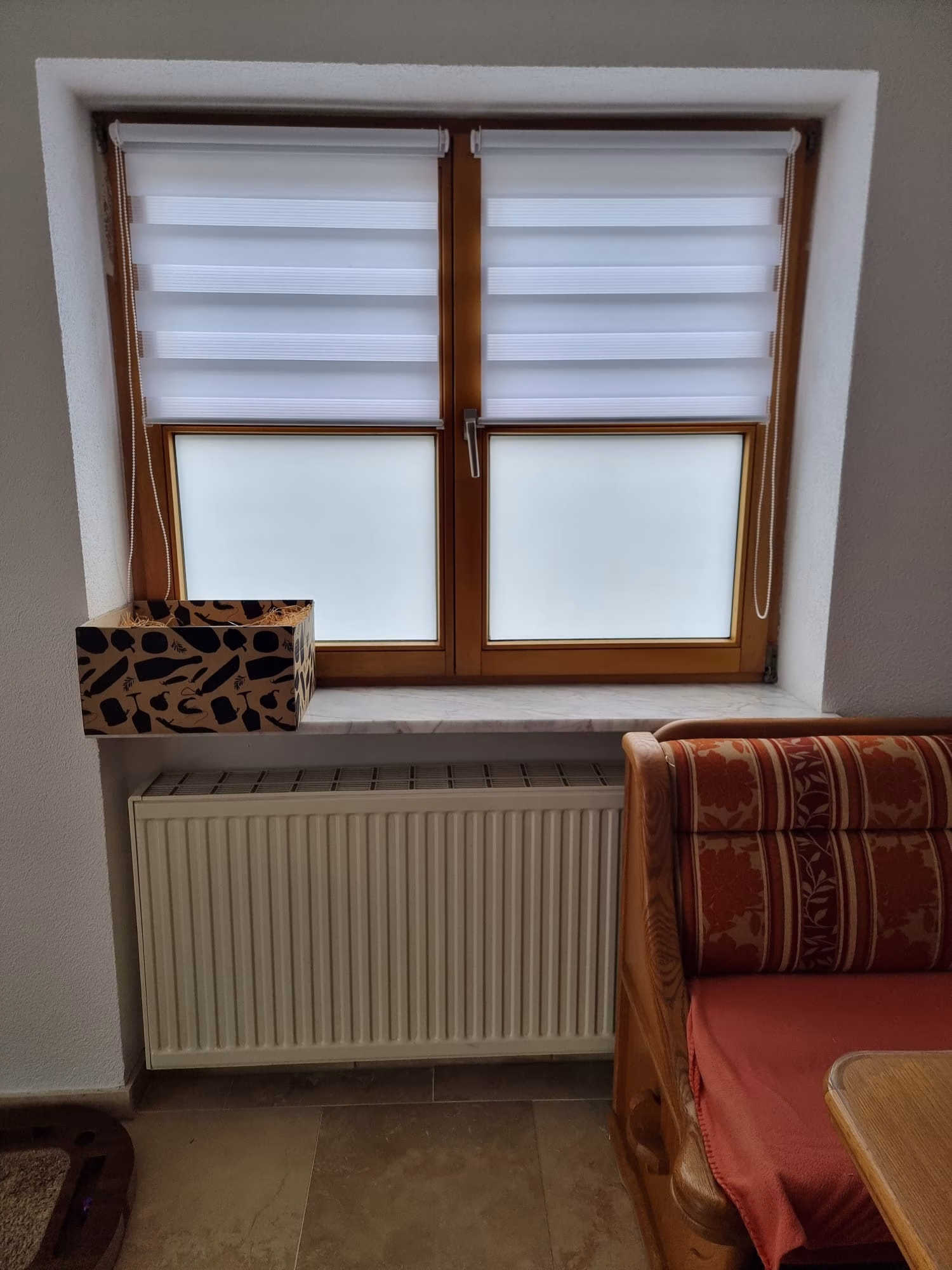 Kleberlose Fensterfolie, blickdicht weiß matt